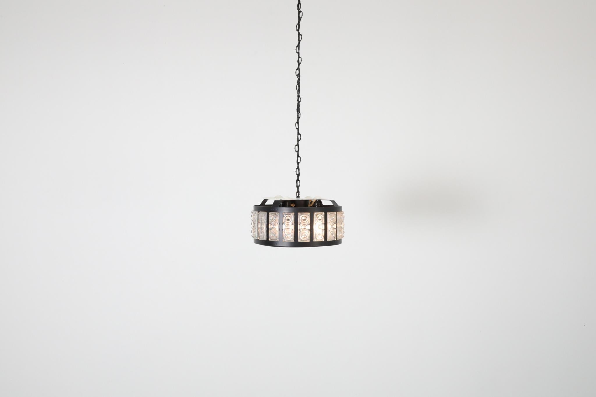Mid-Century moderno Lampadario in metallo del metà del secolo con pannelli di vetro incastonati ispirati a Erik Höglund in vendita