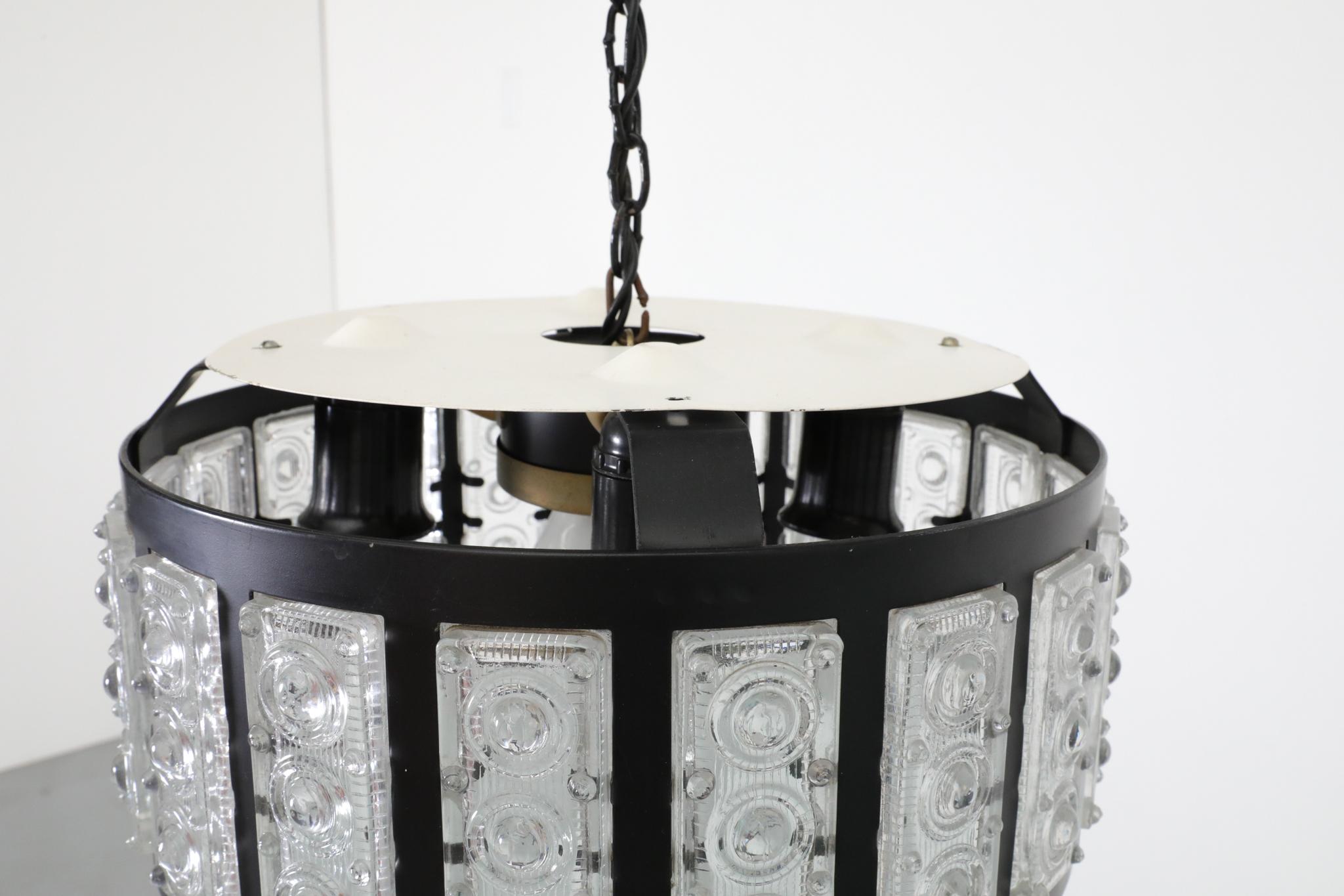 Lampadario in metallo del metà del secolo con pannelli di vetro incastonati ispirati a Erik Höglund in vendita 4