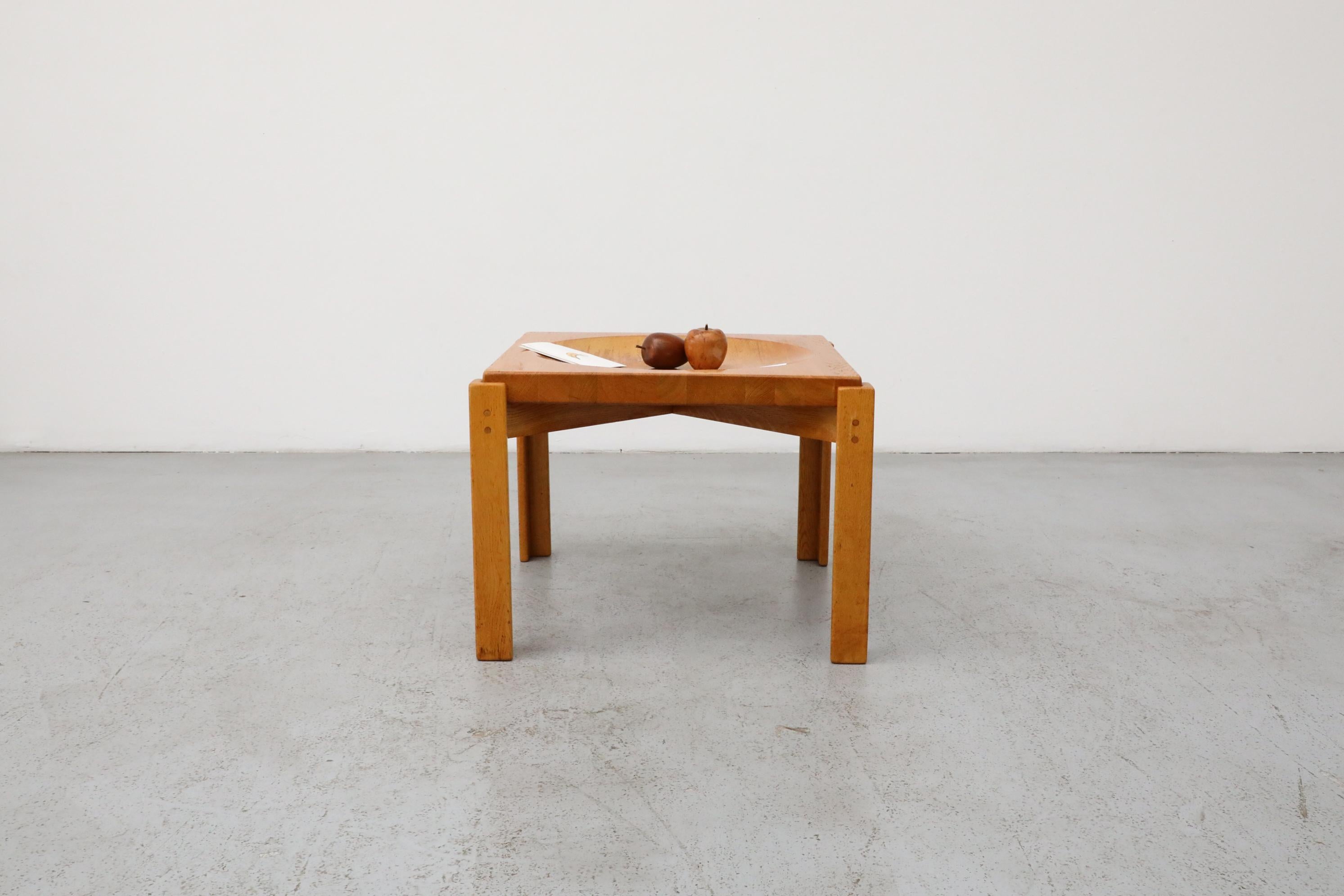 Cette table d'appoint ou table basse du milieu du siècle dernier, créée par le designer suédois Yngve Ekström pour Dansk Designs, est un excellent exemple du modernisme scandinave. Fabriquée au Danemark dans les années 1960, cette pièce témoigne du