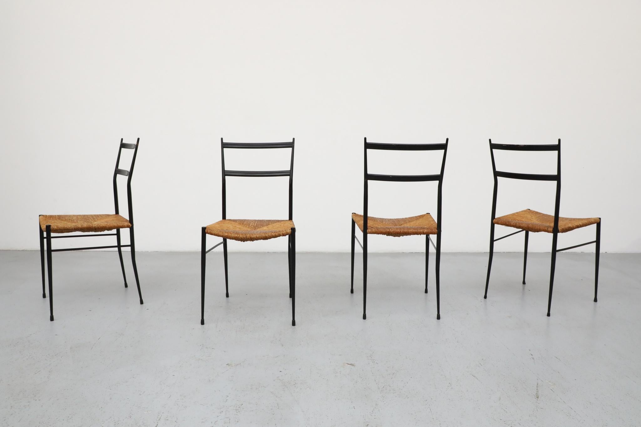 Un ensemble élégant de quatre chaises de salle à manger de style Gio Ponti, ces pièces rendent un hommage moderne à la chaise emblématique Superleggera. Avec leurs délicates armatures émaillées noires et leurs sièges en jonc naturel, ils capturent
