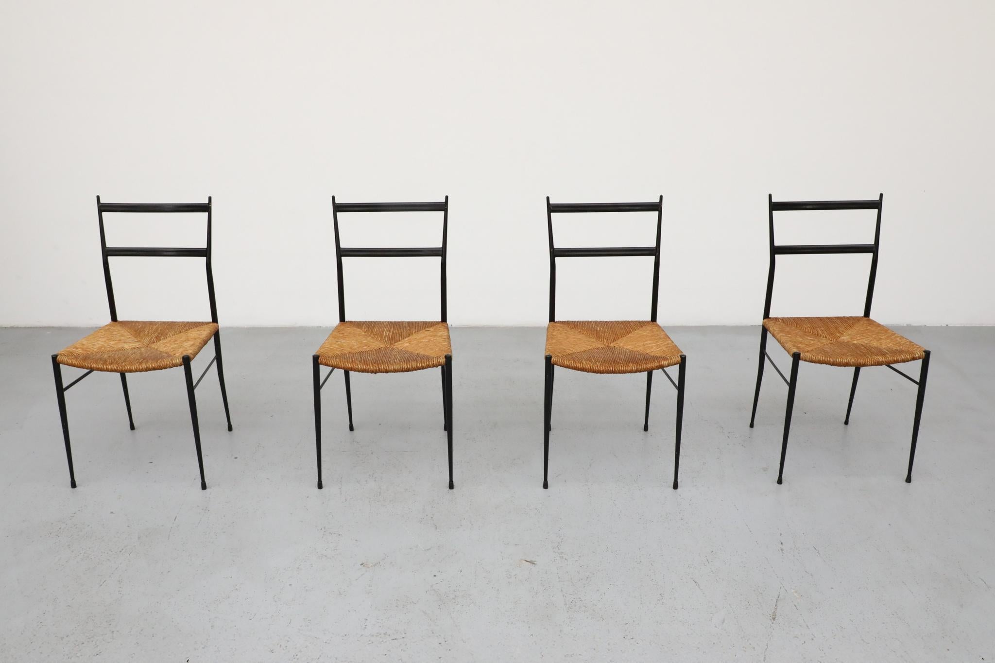 Mid-Century Modern Ensemble de 4 chaises de salle à manger Superleggera de style Gio Ponti avec sièges en joncs en vente