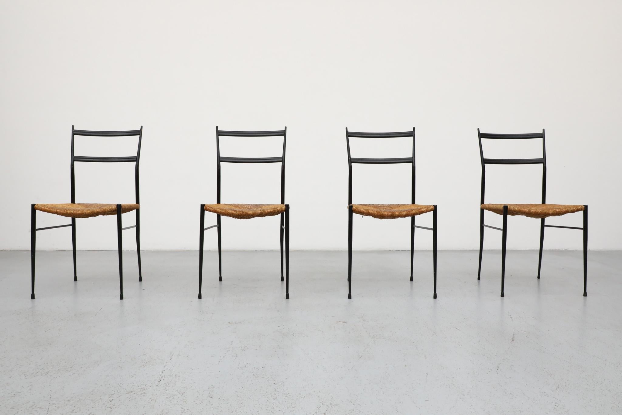 Émaillé Ensemble de 4 chaises de salle à manger Superleggera de style Gio Ponti avec sièges en joncs en vente