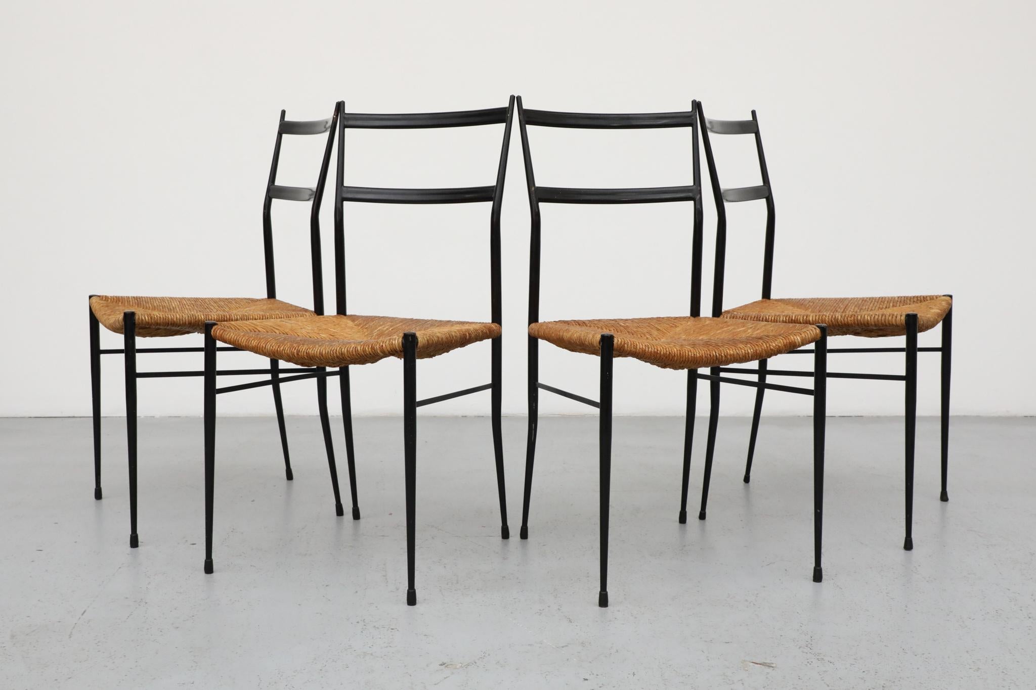 Milieu du XXe siècle Ensemble de 4 chaises de salle à manger Superleggera de style Gio Ponti avec sièges en joncs en vente