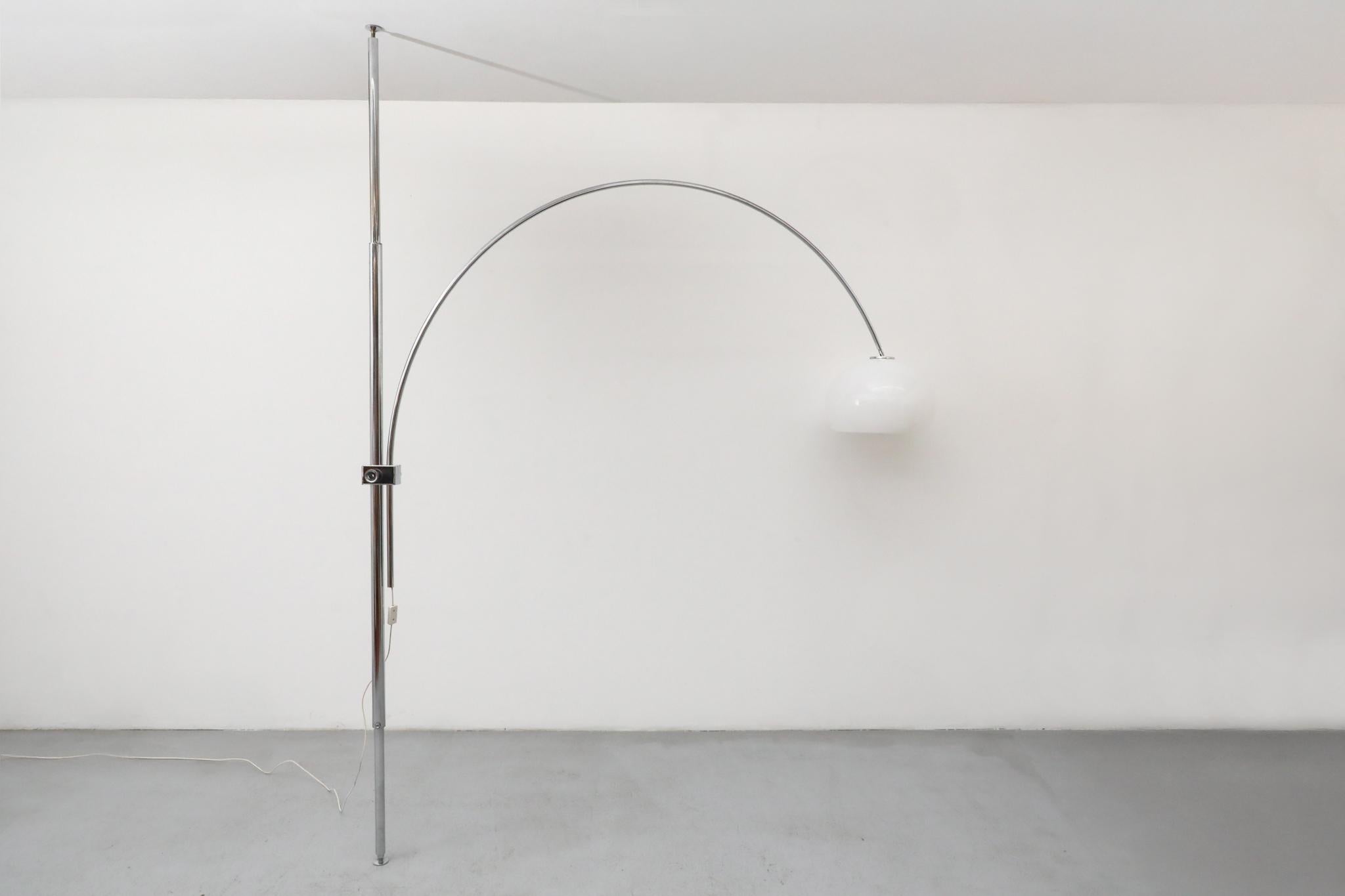 Début du XVIIIe siècle Lampe à arc à tige tendue du milieu du siècle inspirée de Castiglioni avec abat-jour blanc en vente