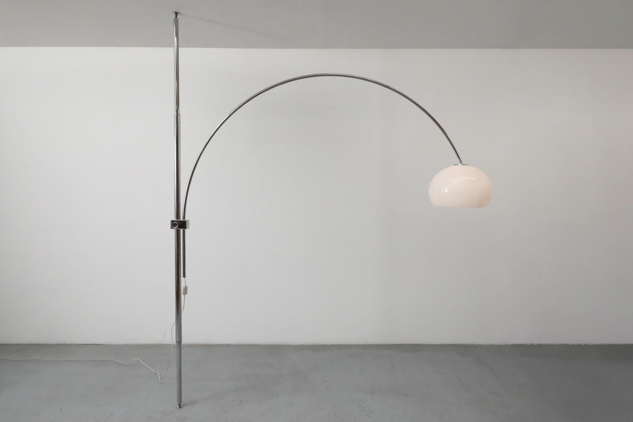 italien Lampe à arc à tige tendue du milieu du siècle inspirée de Castiglioni avec abat-jour blanc en vente