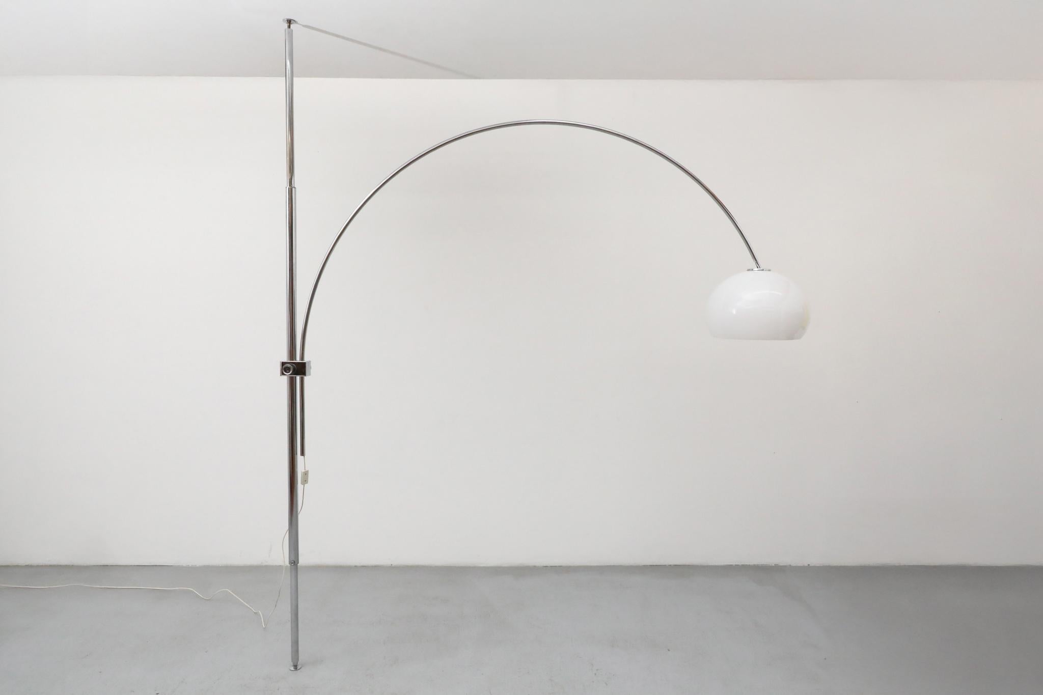 Lampe à arc à tige tendue du milieu du siècle inspirée de Castiglioni avec abat-jour blanc Bon état - En vente à Los Angeles, CA