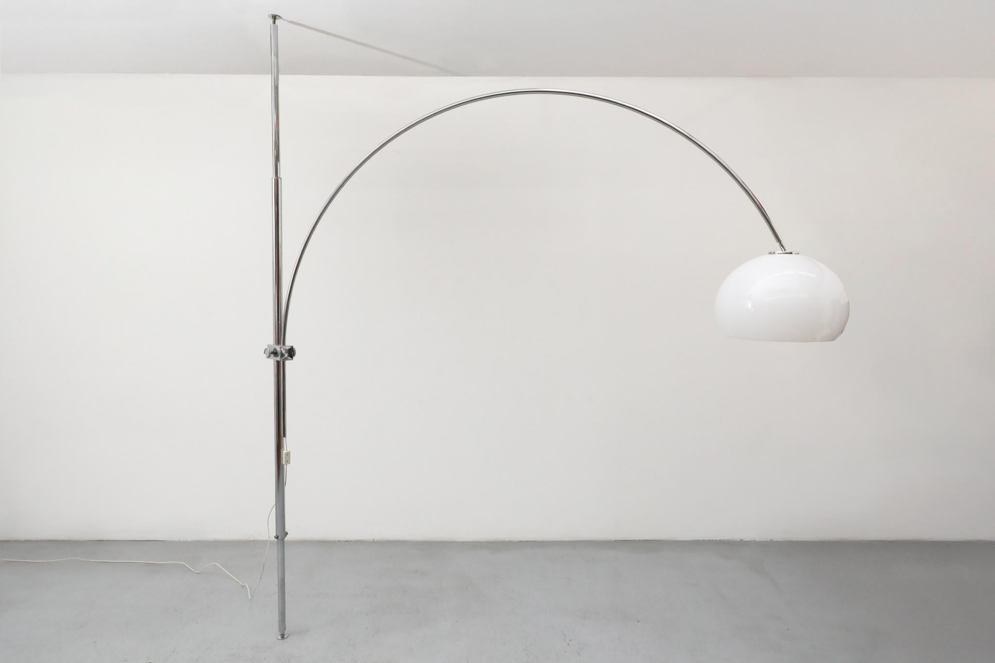 Chrome Lampe à arc à tige tendue du milieu du siècle inspirée de Castiglioni avec abat-jour blanc en vente