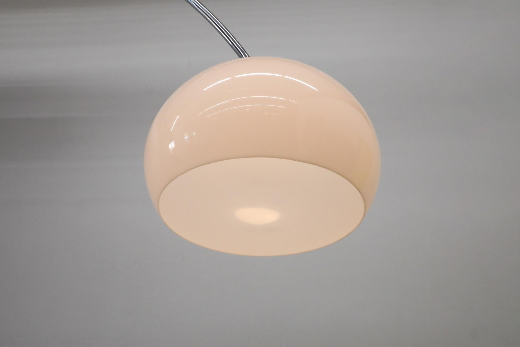 Mid-Century Modern Lampe à arc à tige tendue du milieu du siècle inspirée de Castiglioni avec abat-jour blanc en vente
