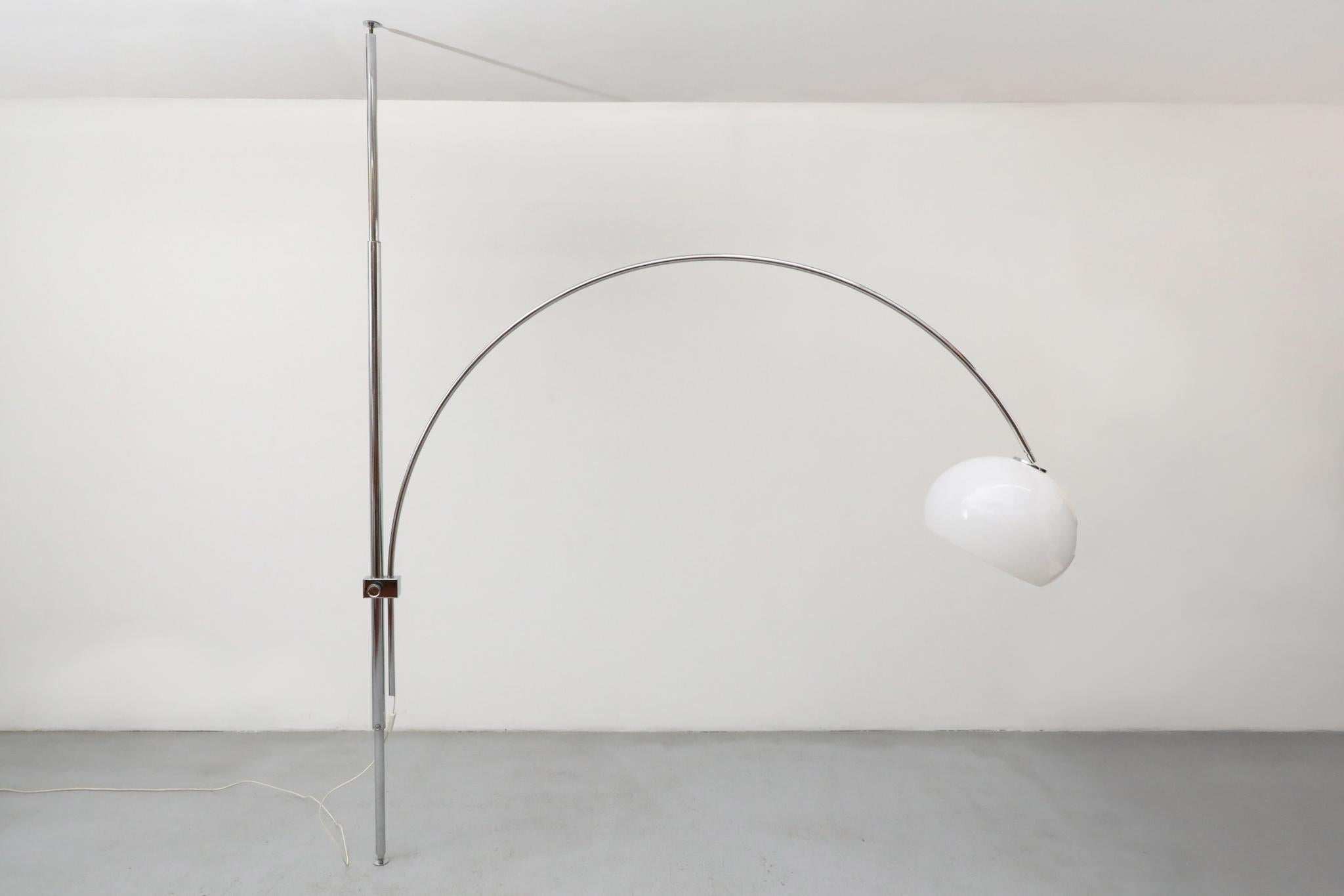 Lampe à arc à tige tendue du milieu du siècle inspirée de Castiglioni avec abat-jour blanc en vente 3