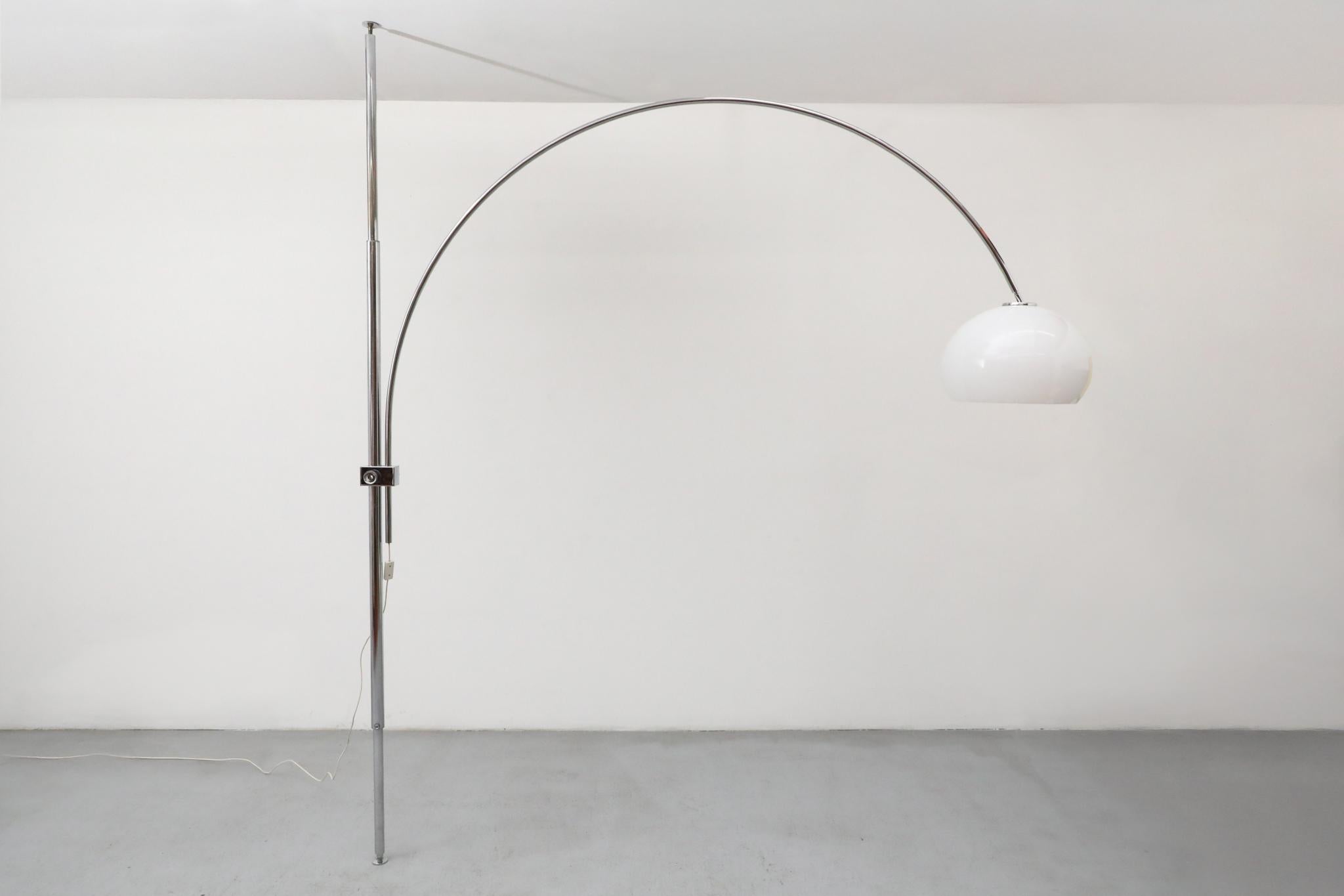 Lampe à arc à tige tendue du milieu du siècle inspirée de Castiglioni avec abat-jour blanc en vente 1