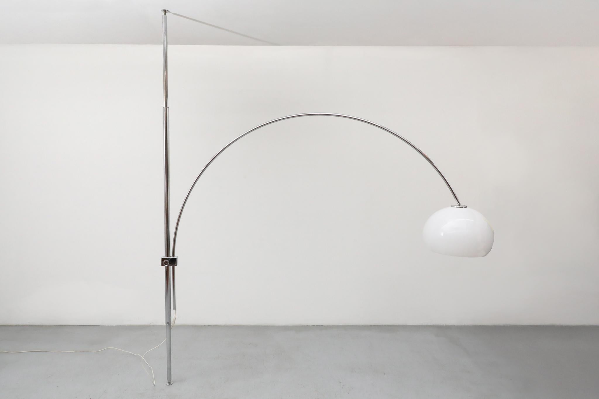 Lampe à arc à tige tendue du milieu du siècle inspirée de Castiglioni avec abat-jour blanc en vente 2