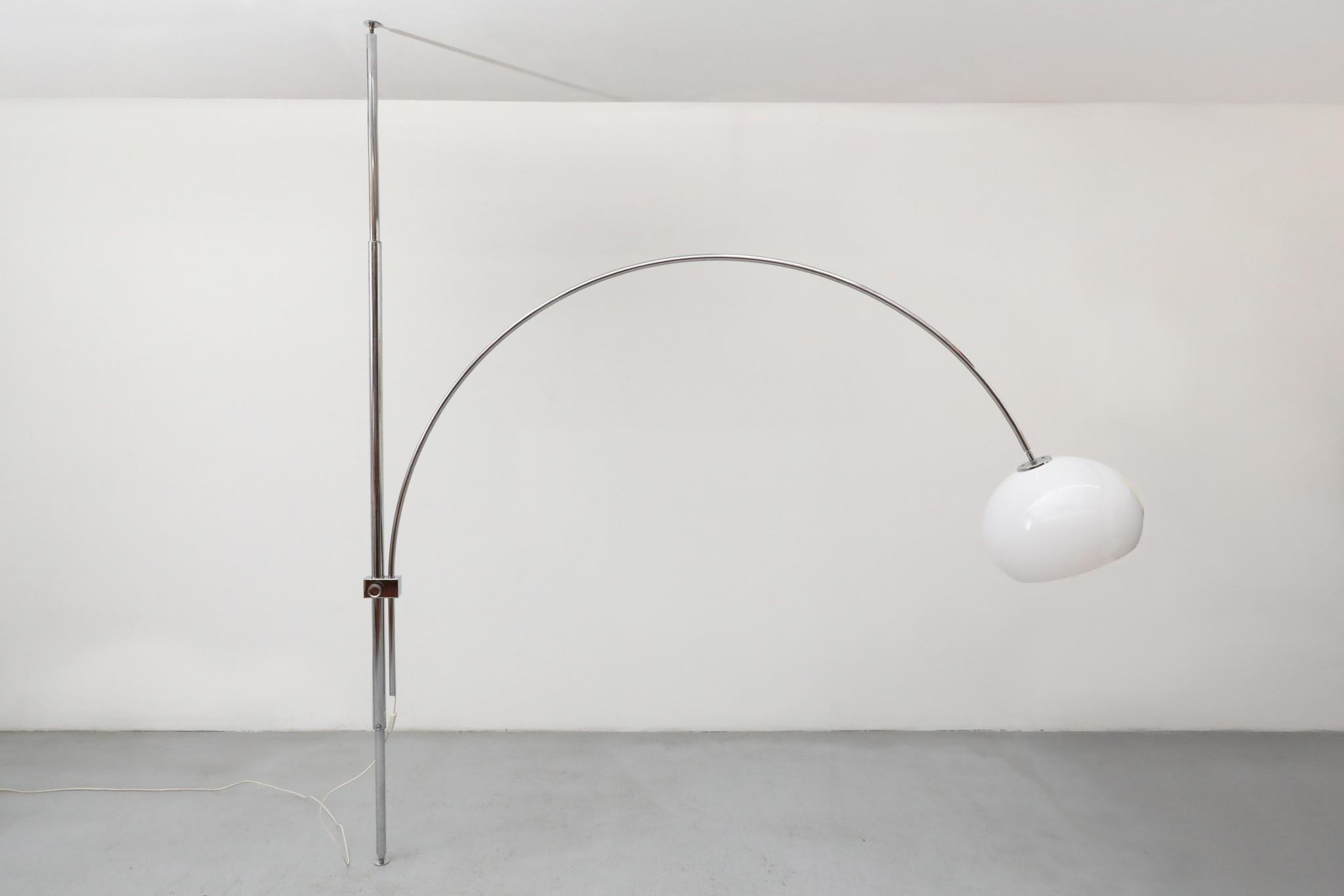 Lampe à arc à tige tendue du milieu du siècle inspirée de Castiglioni avec abat-jour blanc en vente 4