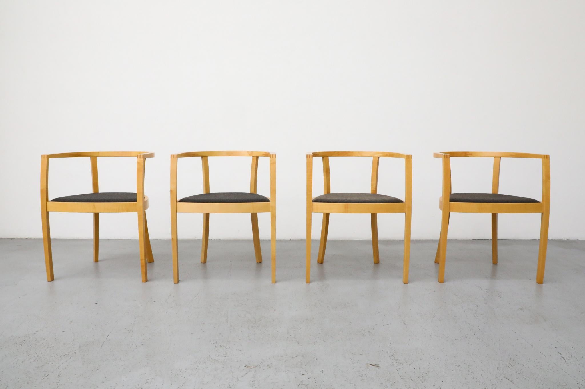 Un set davvero speciale di quattro sedie da pranzo del Mid-Century di Ivan Hansen & Hans Henrik Hansen. Realizzate in Danimarca negli anni '50, queste sedie sono esempi precoci ed eleganti del contributo dei loro designer al Modernismo danese.
