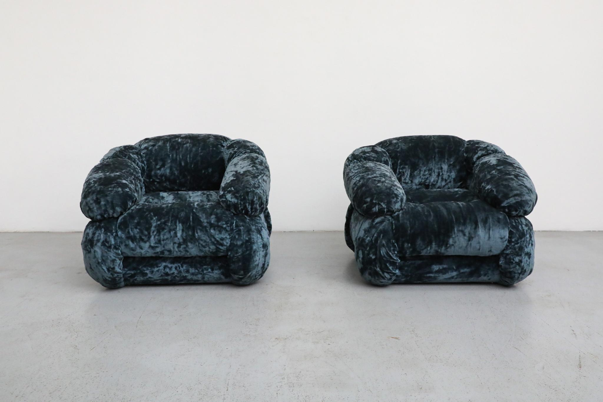 Paar Adriano Piazzesi Space Age Lounge Chairs, Blauer Samt, Italien 1970er (Moderne der Mitte des Jahrhunderts) im Angebot