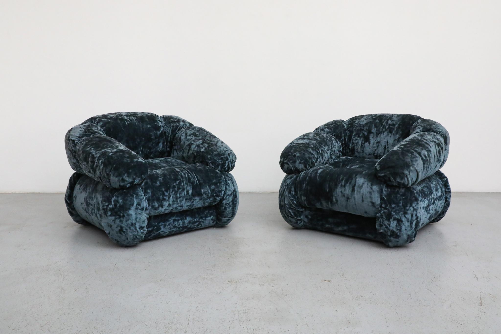 Ein atemberaubendes Paar Space Age Lounge Chairs von Adriano Piazzesi aus Italien aus den 1970er Jahren. Diese Stühle spiegeln perfekt Piazzesis unverwechselbare Vision wider, futuristische Formen mit ultimativem Komfort zu verbinden. Gepolstert mit