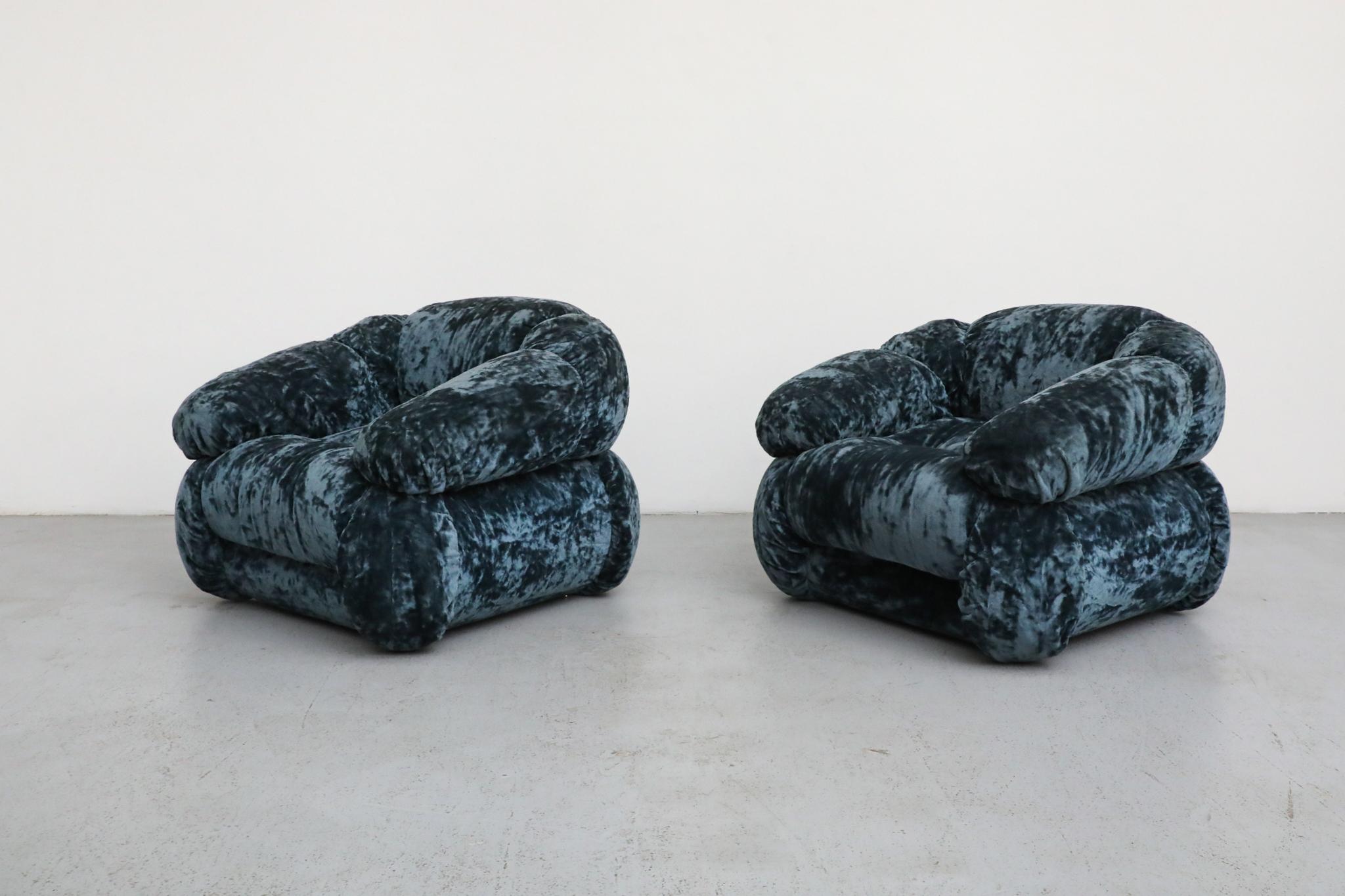Paar Adriano Piazzesi Space Age Lounge Chairs, Blauer Samt, Italien 1970er (Italienisch) im Angebot