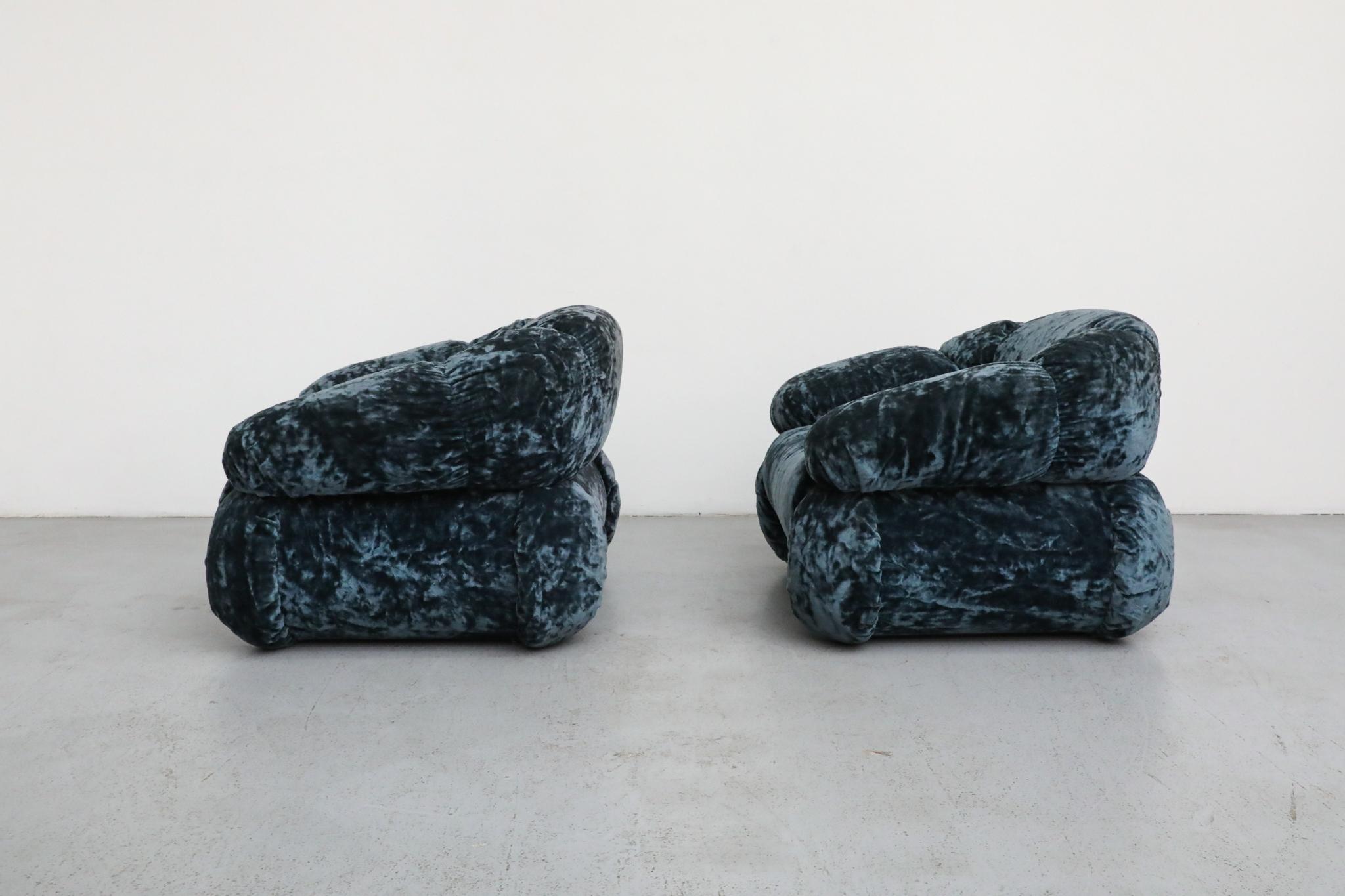 Paar Adriano Piazzesi Space Age Lounge Chairs, Blauer Samt, Italien 1970er im Zustand „Gut“ im Angebot in Los Angeles, CA