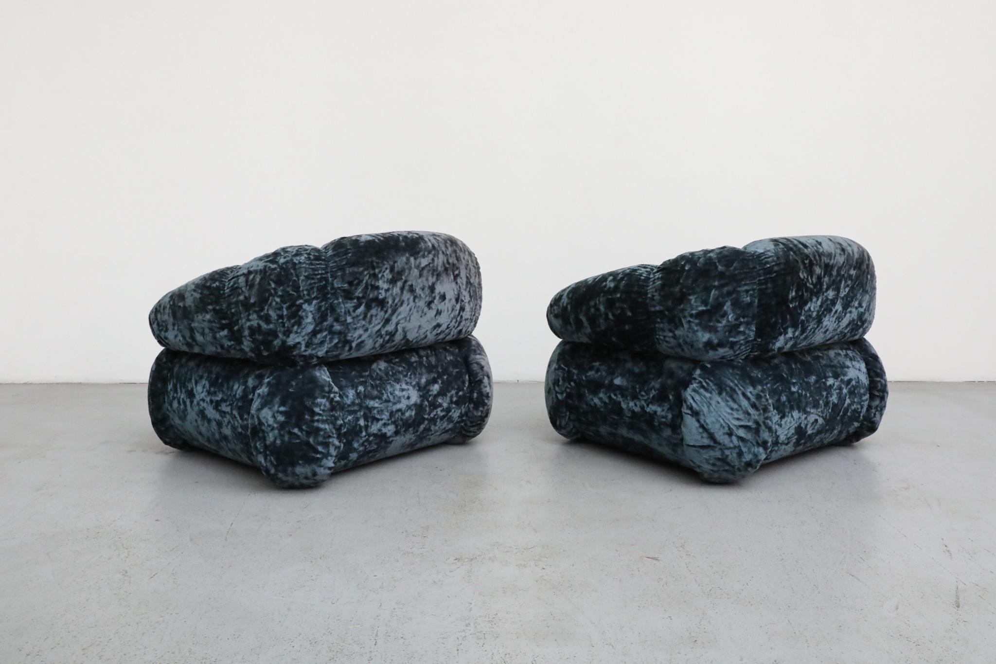 Paar Adriano Piazzesi Space Age Lounge Chairs, Blauer Samt, Italien 1970er (Ende des 20. Jahrhunderts) im Angebot