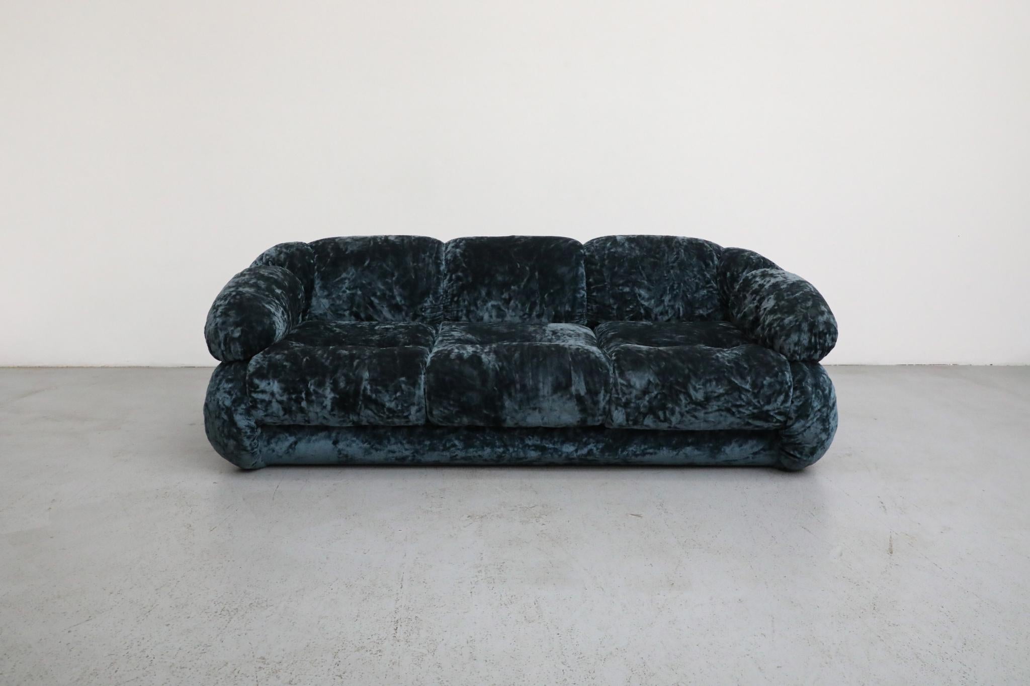 Ein auffälliges Adriano Piazzesi Space Age 3-Sitzer-Sofa aus den 1970er Jahren, präsentiert in seiner originalen blauen Crushed-Samt-Polsterung. Dieses Stück steht für die zukunftsweisende Vision des italienischen Designs, bei dem Piazzesi gekonnt