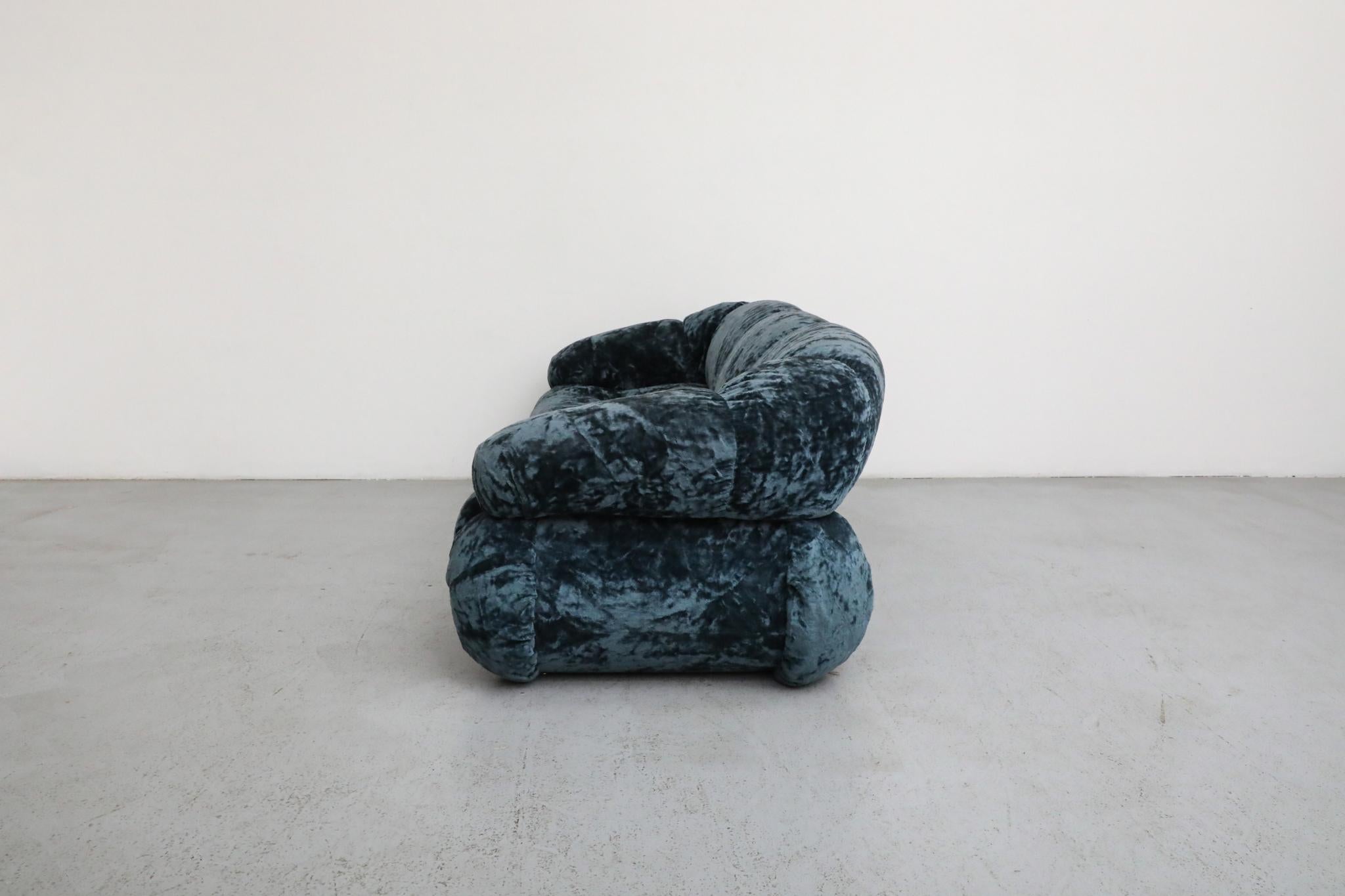 Adriano Piazzesi Space Age Sofa, Blauer Knautschsamt, Italien 1970er (Italienisch) im Angebot