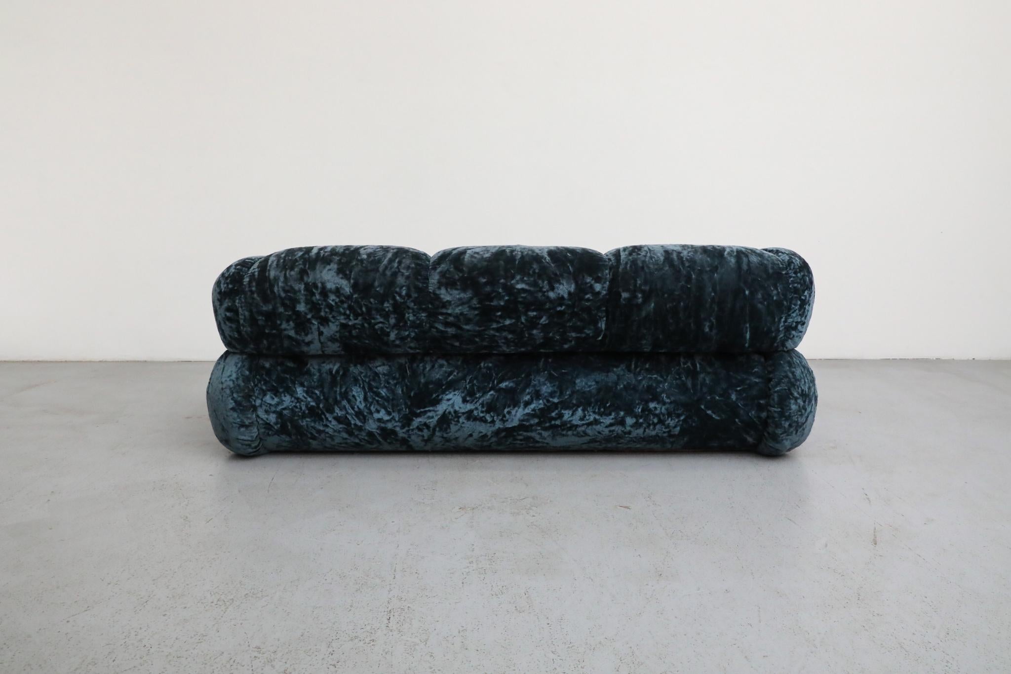 Adriano Piazzesi Space Age Sofa, Blauer Knautschsamt, Italien 1970er (Ende des 20. Jahrhunderts) im Angebot