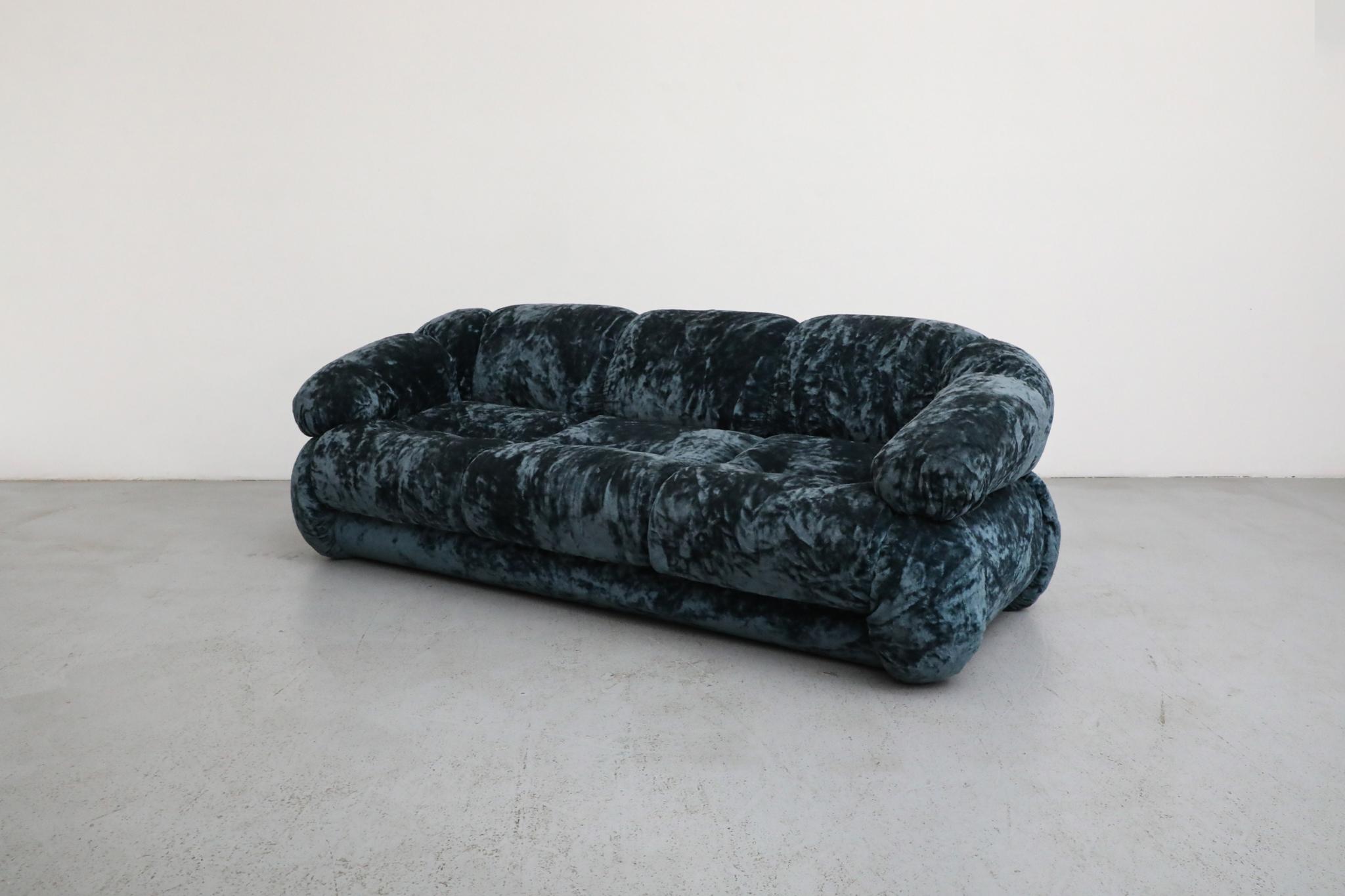 Adriano Piazzesi Space Age Sofa, Blauer Knautschsamt, Italien 1970er (Moderne der Mitte des Jahrhunderts) im Angebot