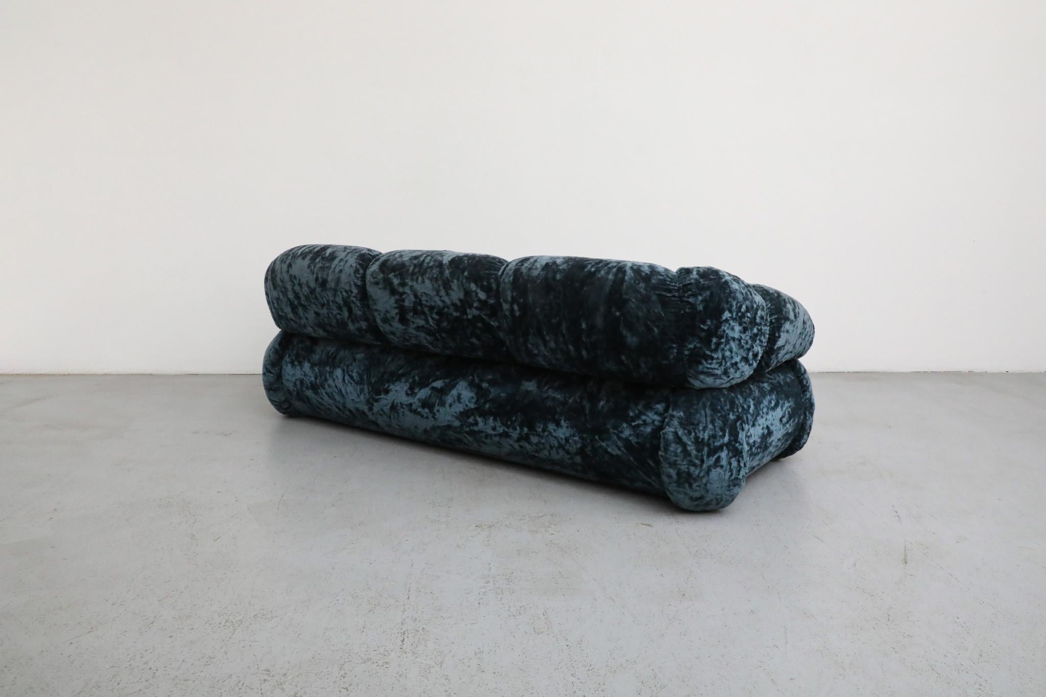 Adriano Piazzesi Space Age Sofa, Blauer Knautschsamt, Italien 1970er (Samt) im Angebot