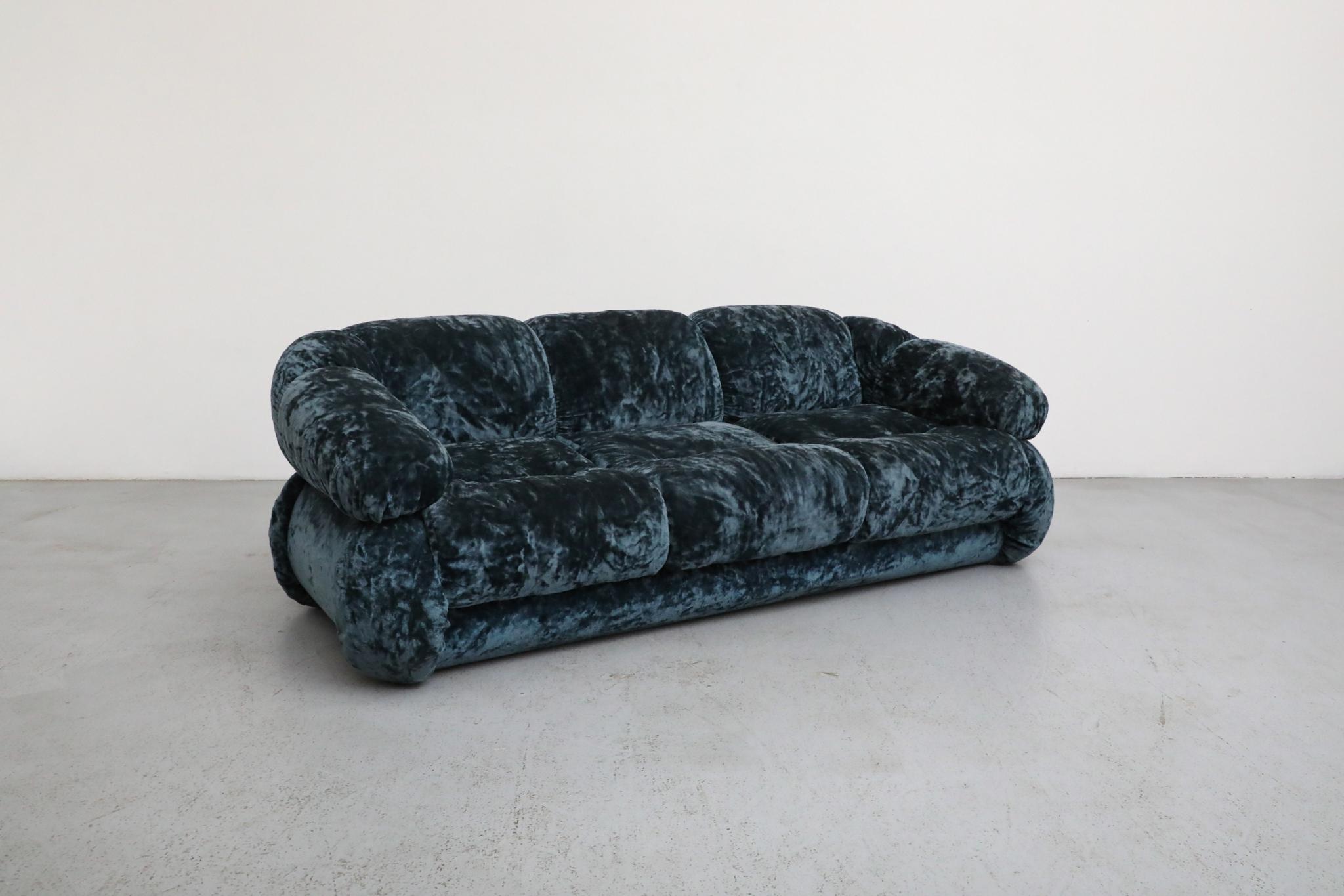Adriano Piazzesi Space Age Sofa, Blauer Knautschsamt, Italien 1970er im Angebot 2