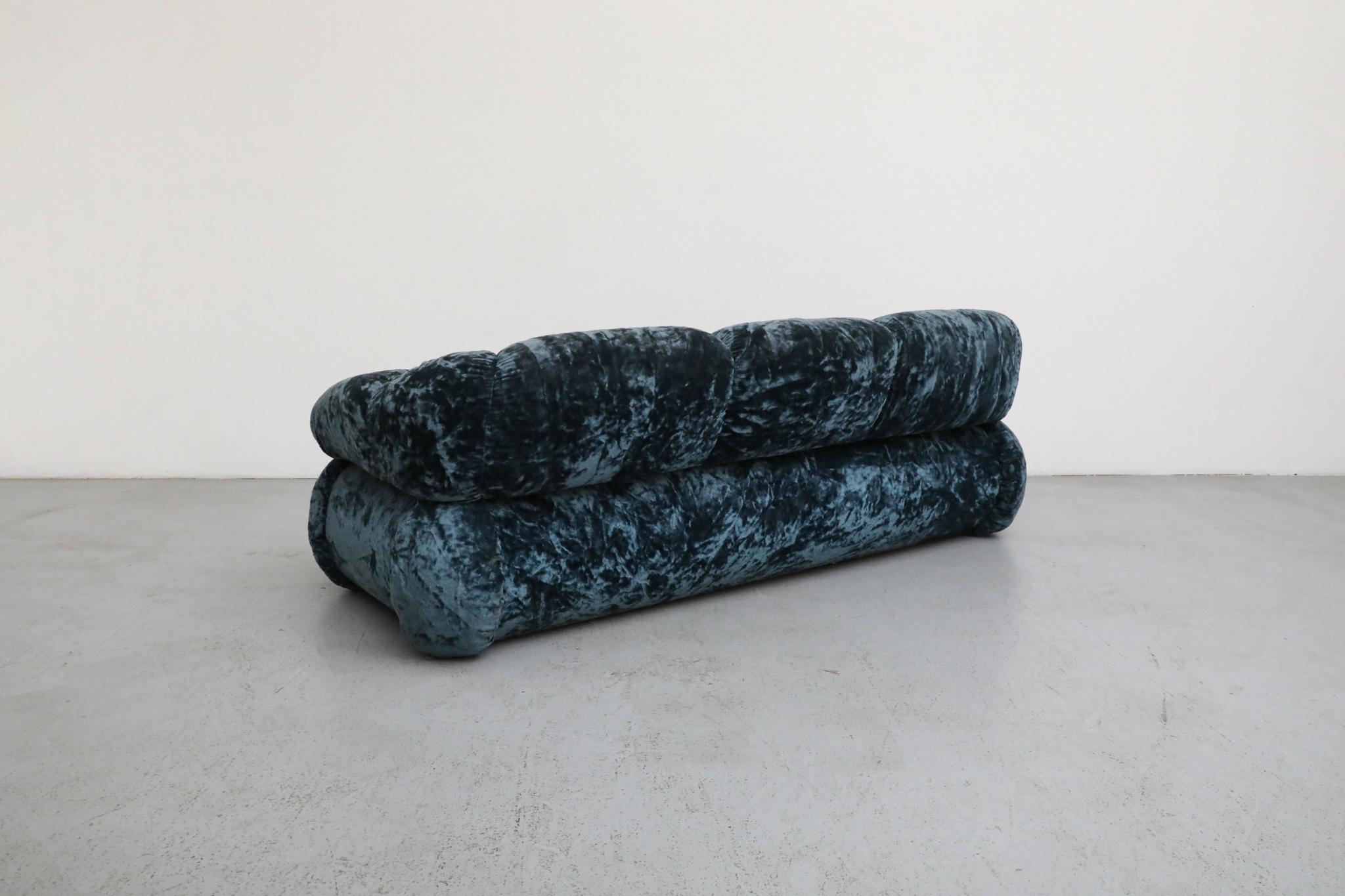 Adriano Piazzesi Space Age Sofa, Blauer Knautschsamt, Italien 1970er im Zustand „Gut“ im Angebot in Los Angeles, CA