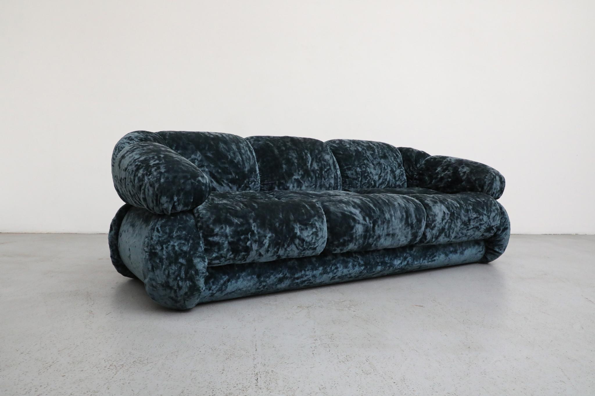 Adriano Piazzesi Space Age Sofa, Blauer Knautschsamt, Italien 1970er im Angebot 3
