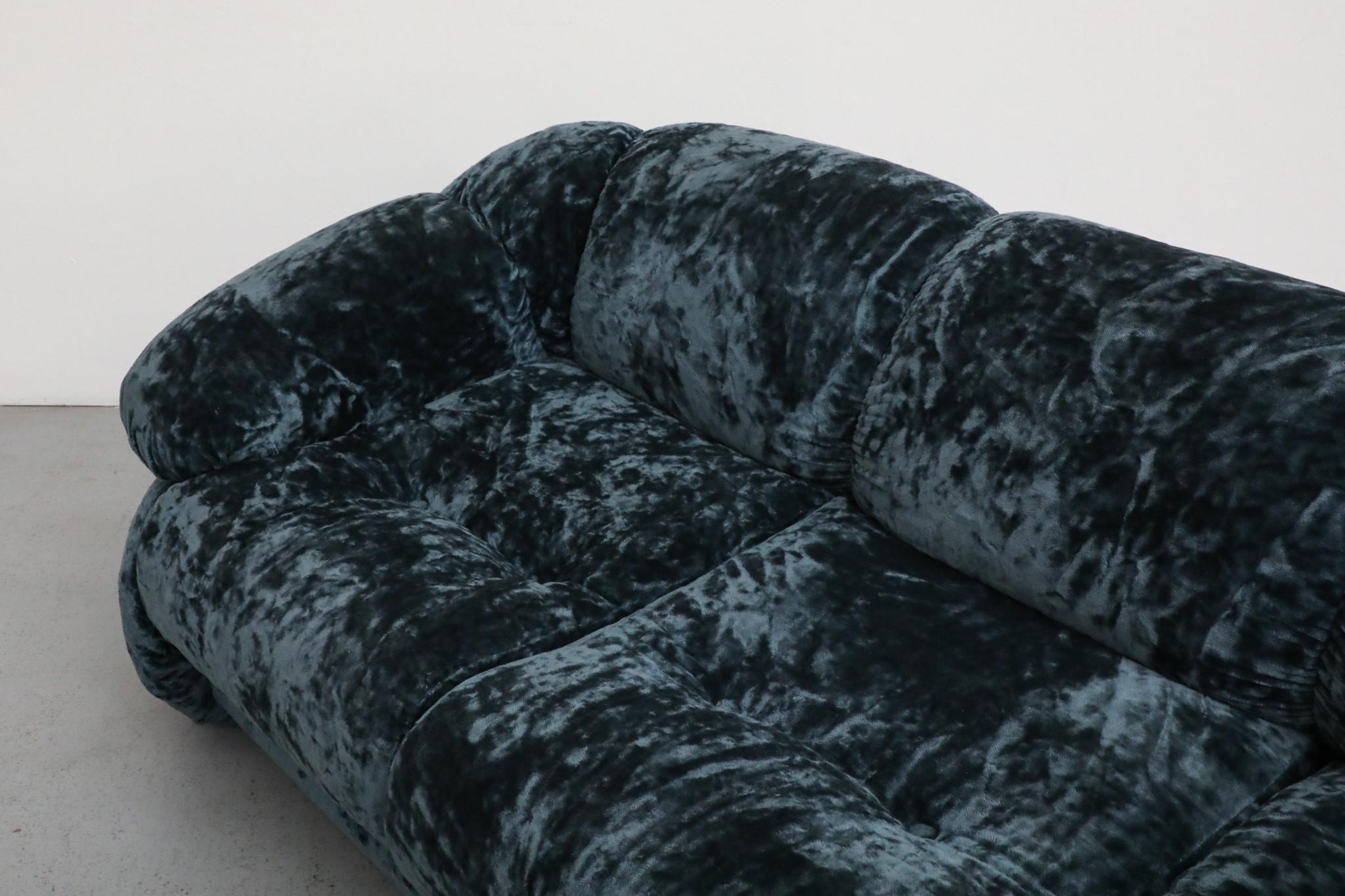Adriano Piazzesi Space Age Sofa, Blauer Knautschsamt, Italien 1970er im Angebot 9