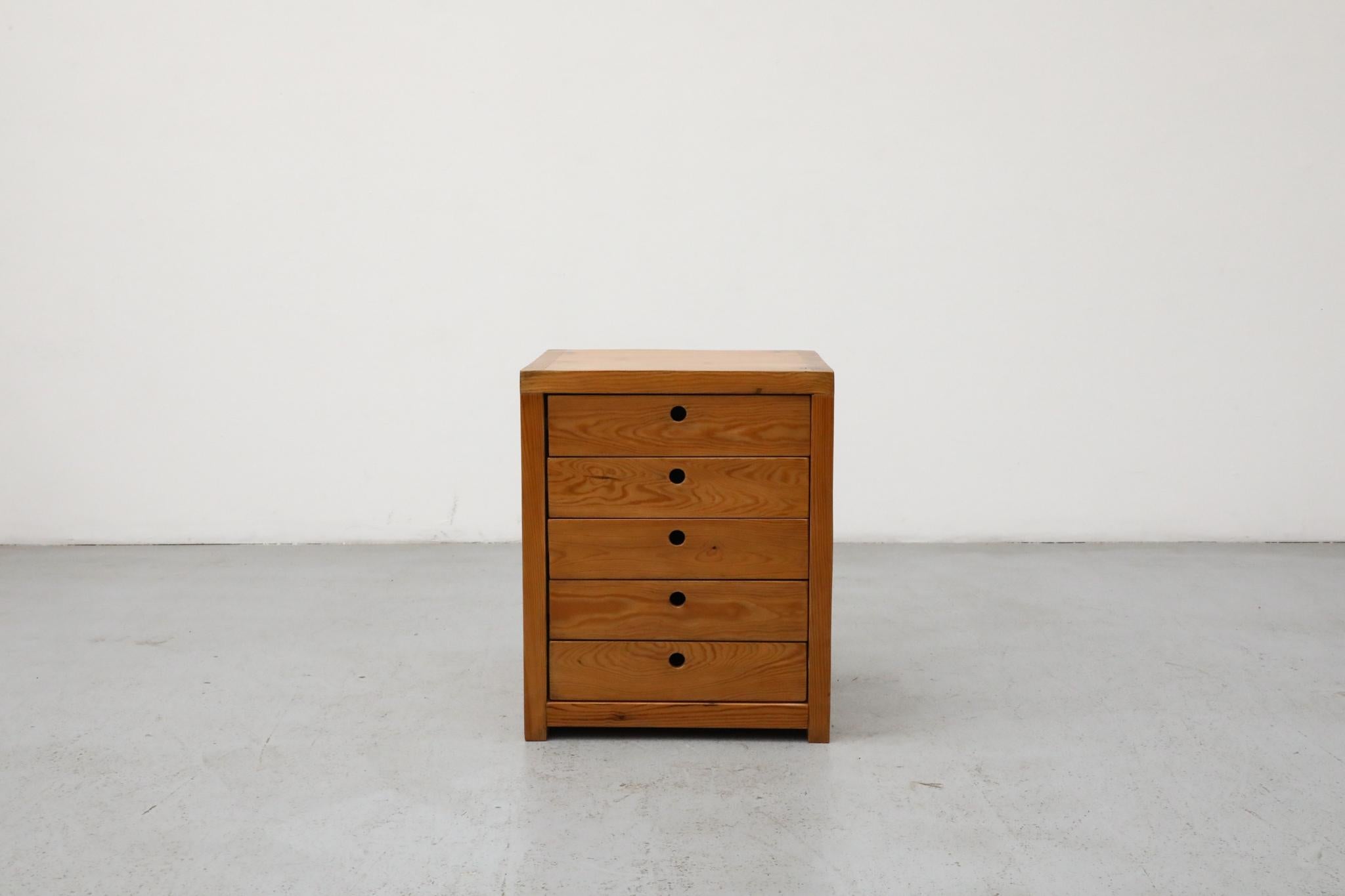 Quintessenza del design olandese, questo mobiletto o comodino in pino di Ate van Apeldoorn per Houtwerk Hattem incarna una robusta maestria artigianale e un'estetica minimalista. Realizzato in pino massiccio, il suo design funzionale è