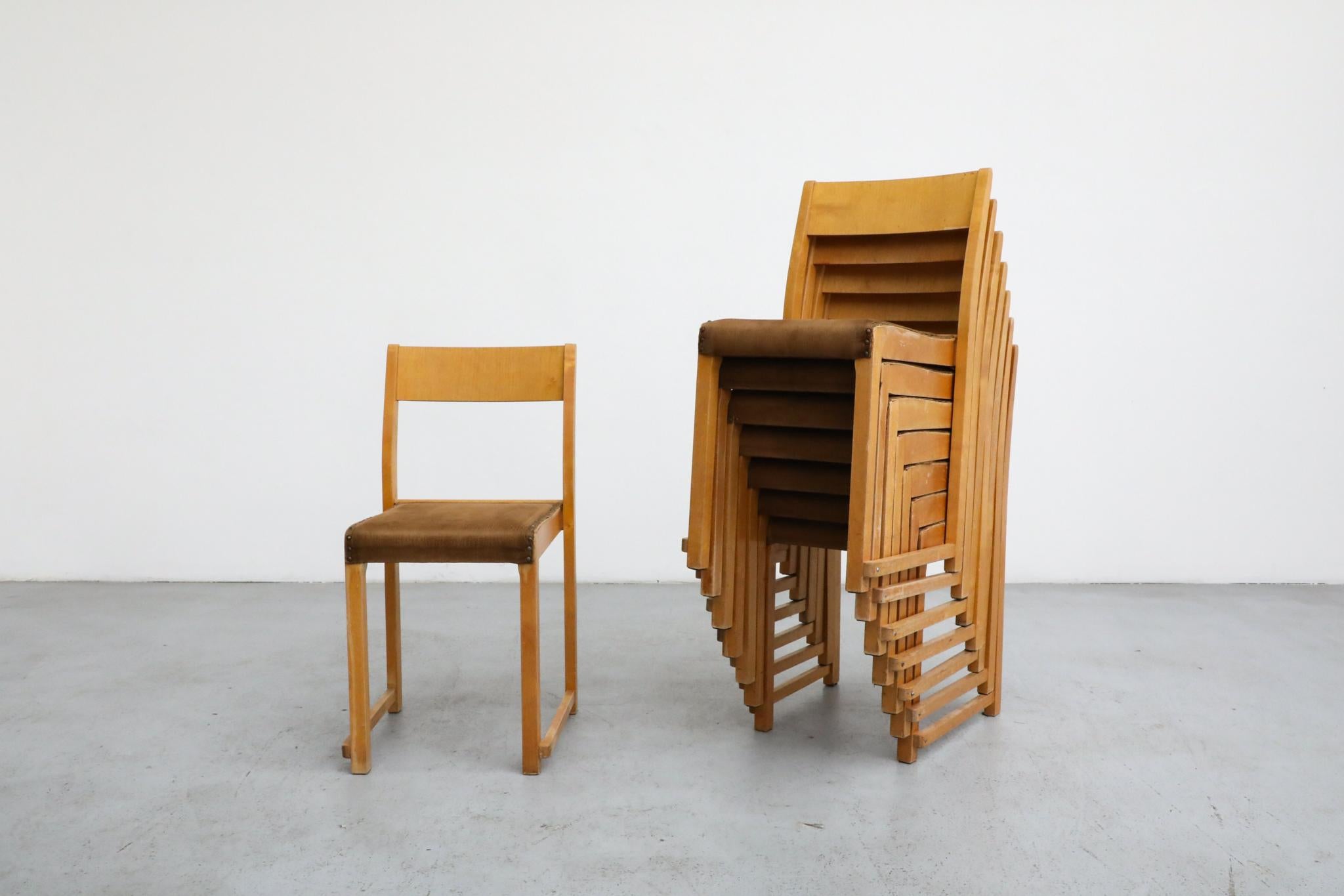 Chaises empilables 