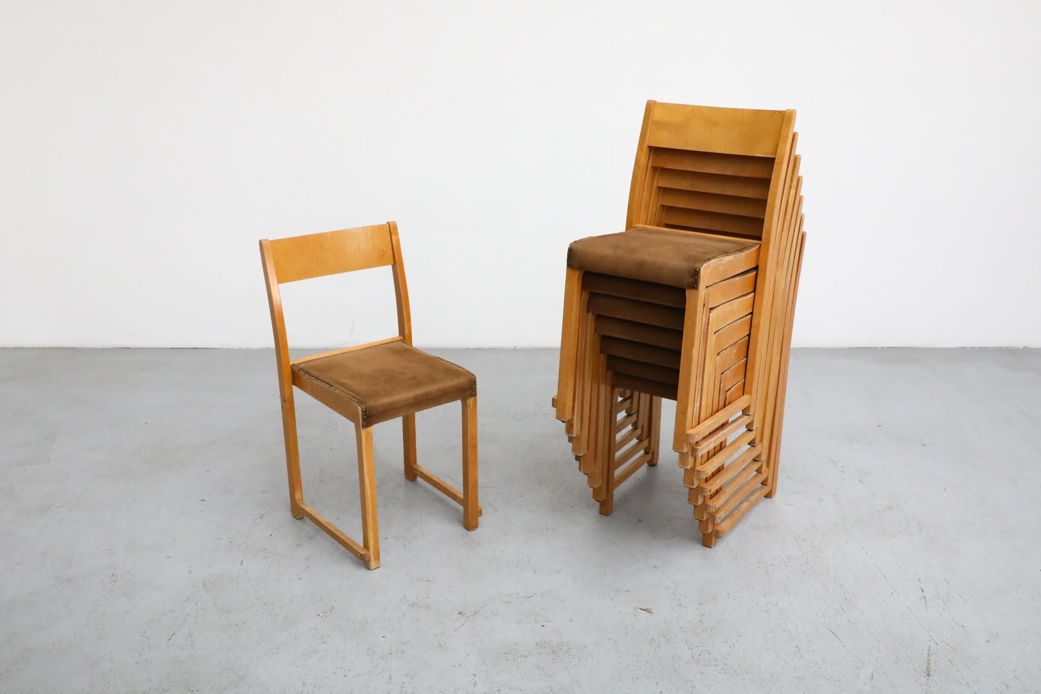 Chaises empilables 