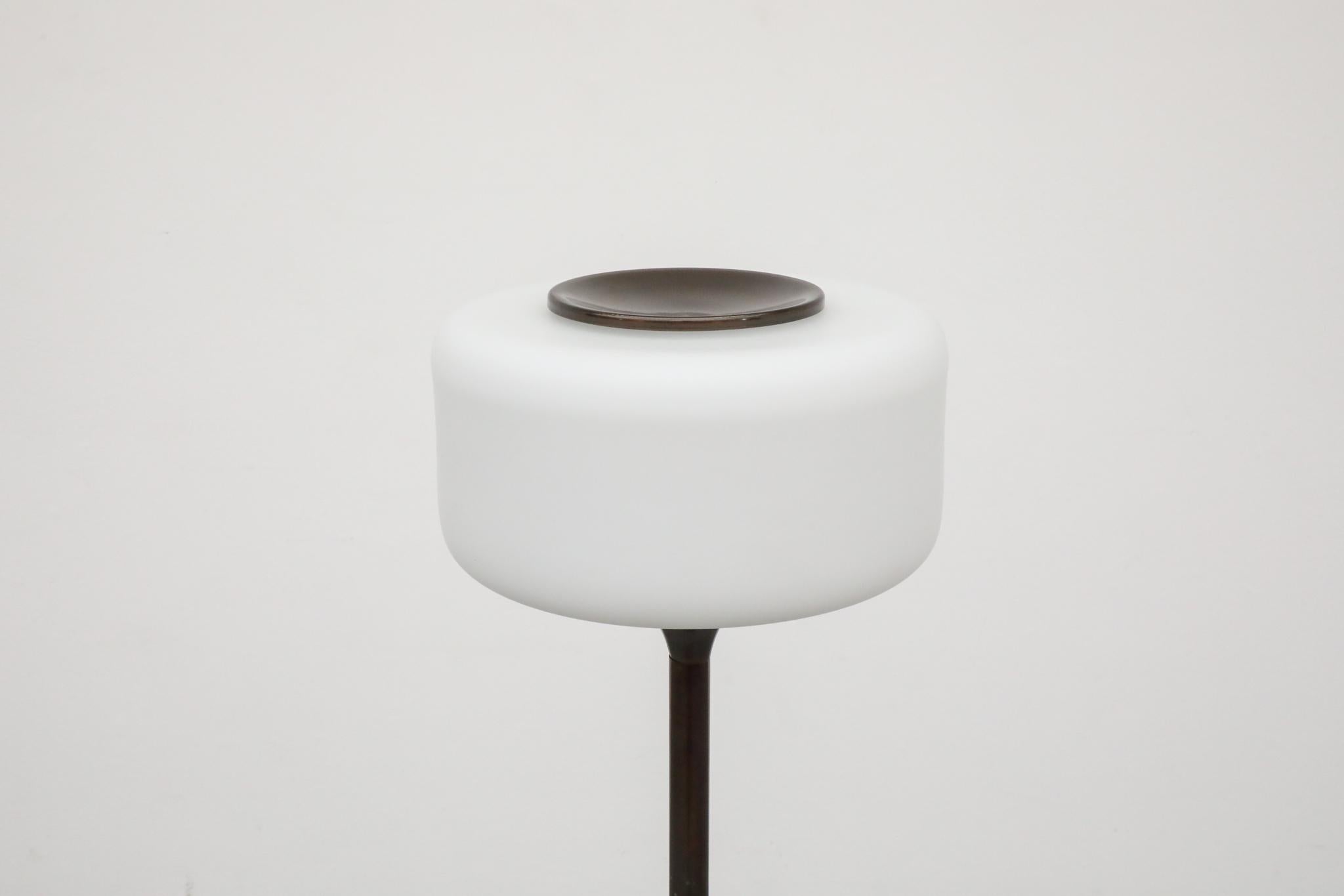 Émaillé Lampadaire sur pied en cuivre foncé avec abat-jour en verre au lait en forme de pilule en vente