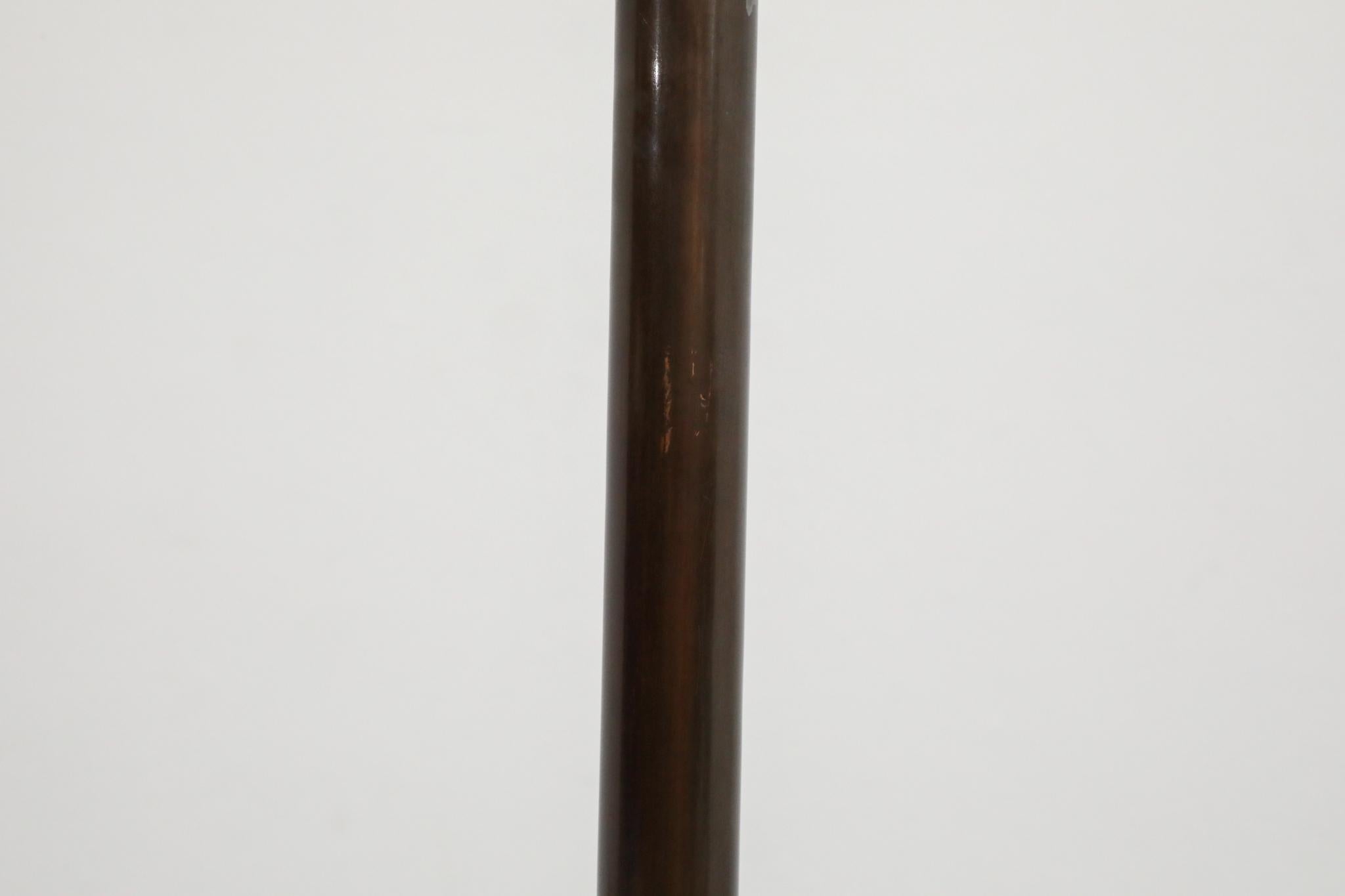 Lampadaire sur pied en cuivre foncé avec abat-jour en verre au lait en forme de pilule en vente 8
