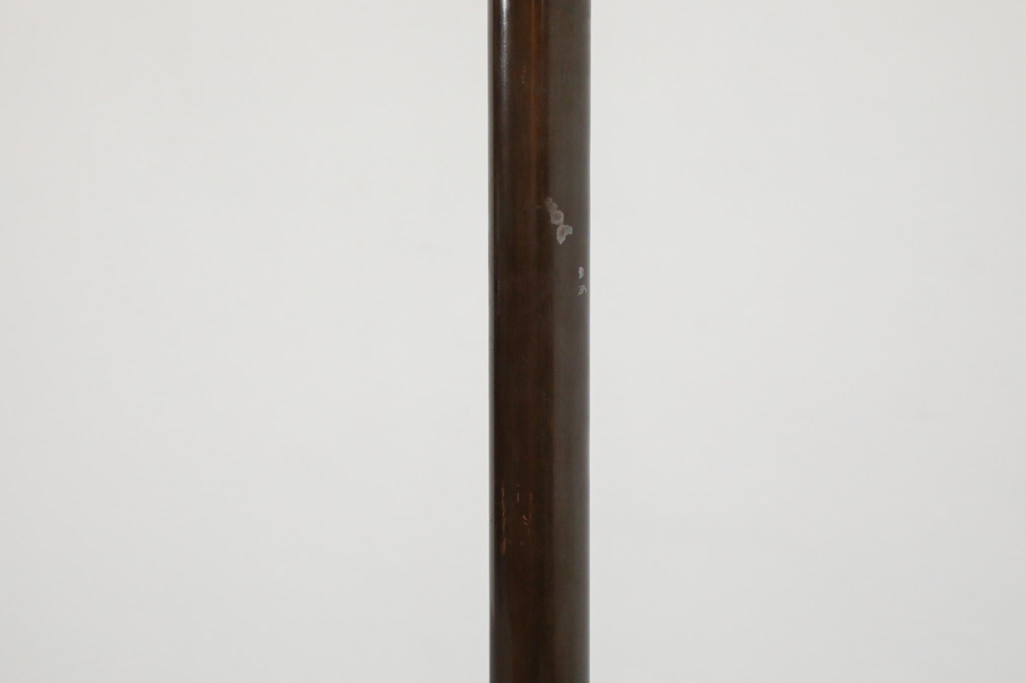 Lampadaire sur pied en cuivre foncé avec abat-jour en verre au lait en forme de pilule en vente 7