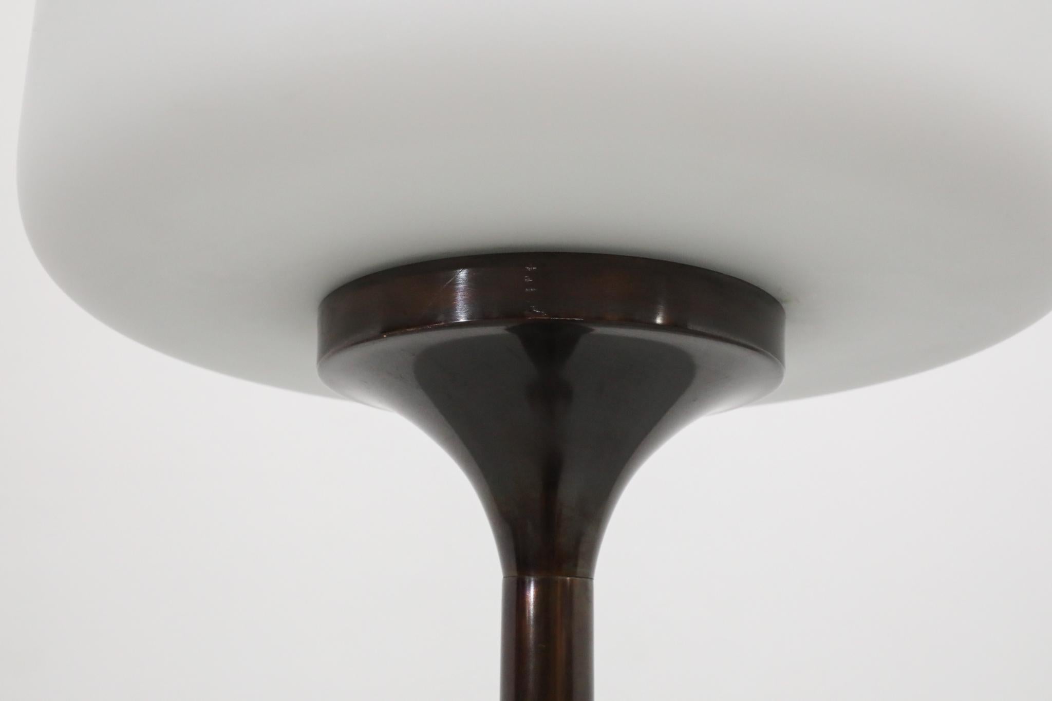Métal Lampadaire sur pied en cuivre foncé avec abat-jour en verre au lait en forme de pilule en vente