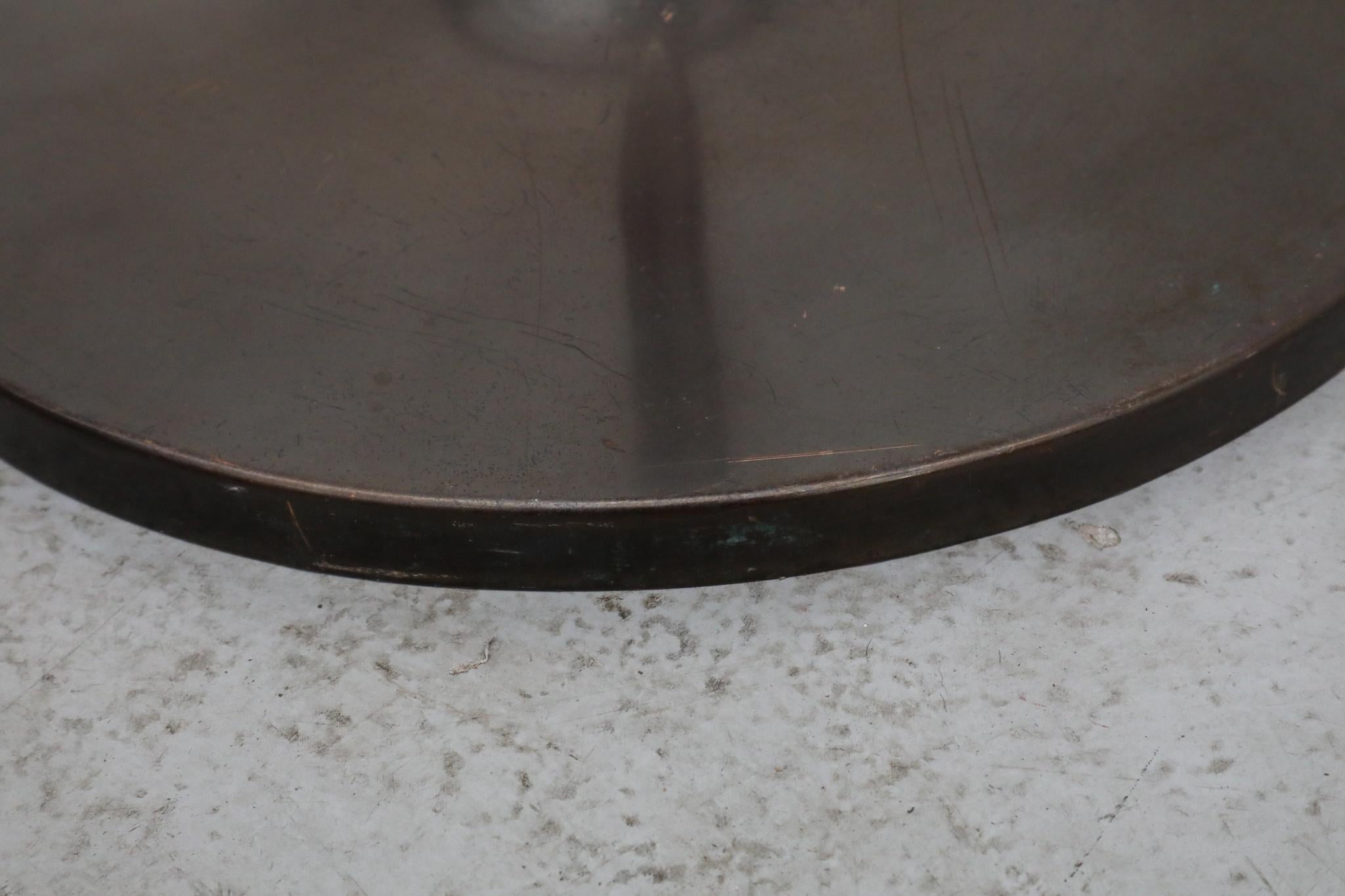 Lampadaire sur pied en cuivre foncé avec abat-jour en verre au lait en forme de pilule en vente 4