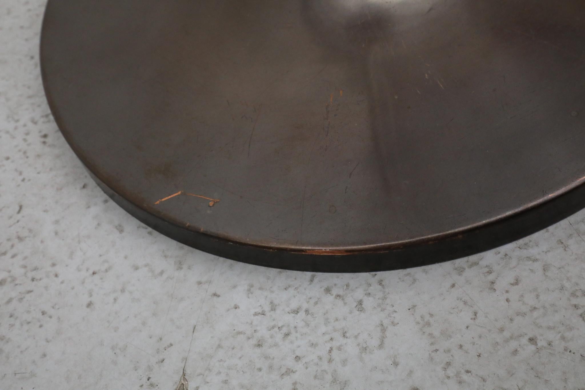 Lampadaire sur pied en cuivre foncé avec abat-jour en verre au lait en forme de pilule en vente 5