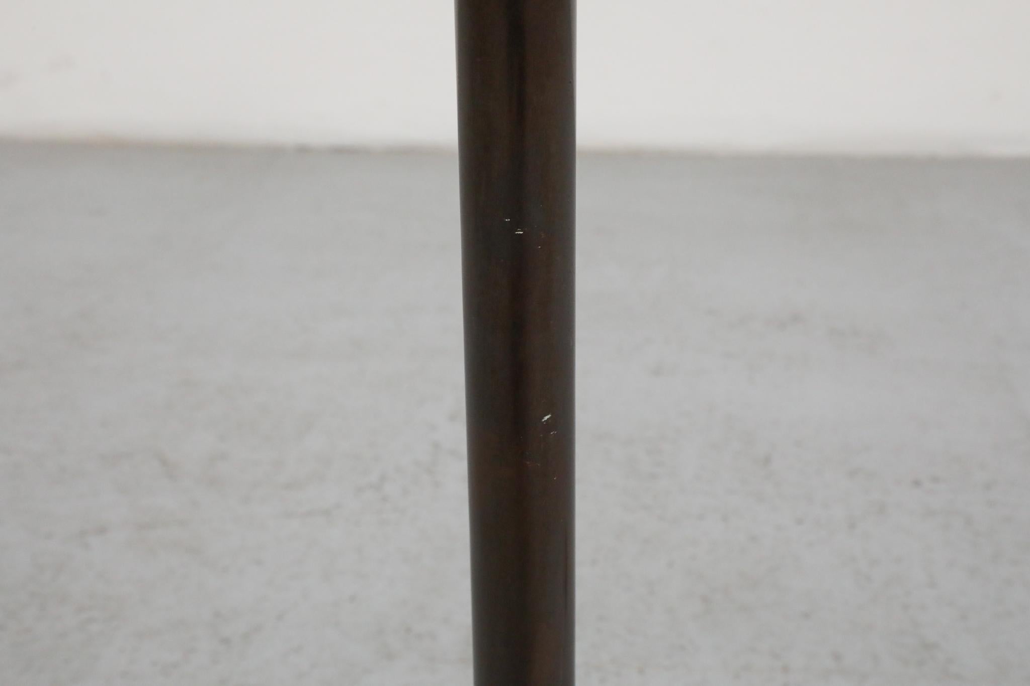 Lampadaire sur pied en cuivre foncé avec abat-jour en verre au lait en forme de pilule en vente 3