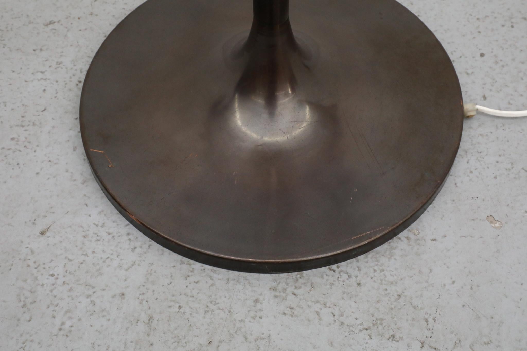 Lampadaire sur pied en cuivre foncé avec abat-jour en verre au lait en forme de pilule en vente 1