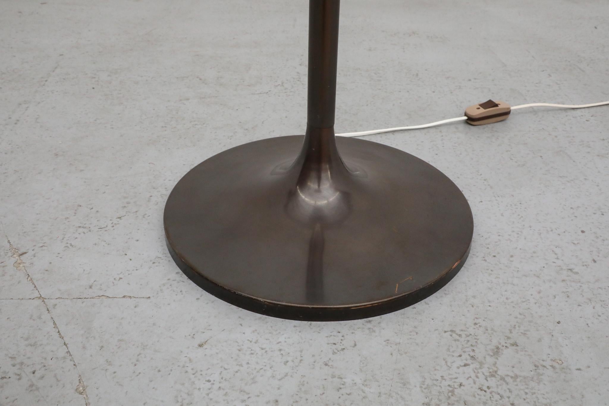 Fin du 20e siècle Lampadaire sur pied en cuivre foncé avec abat-jour en verre au lait en forme de pilule en vente