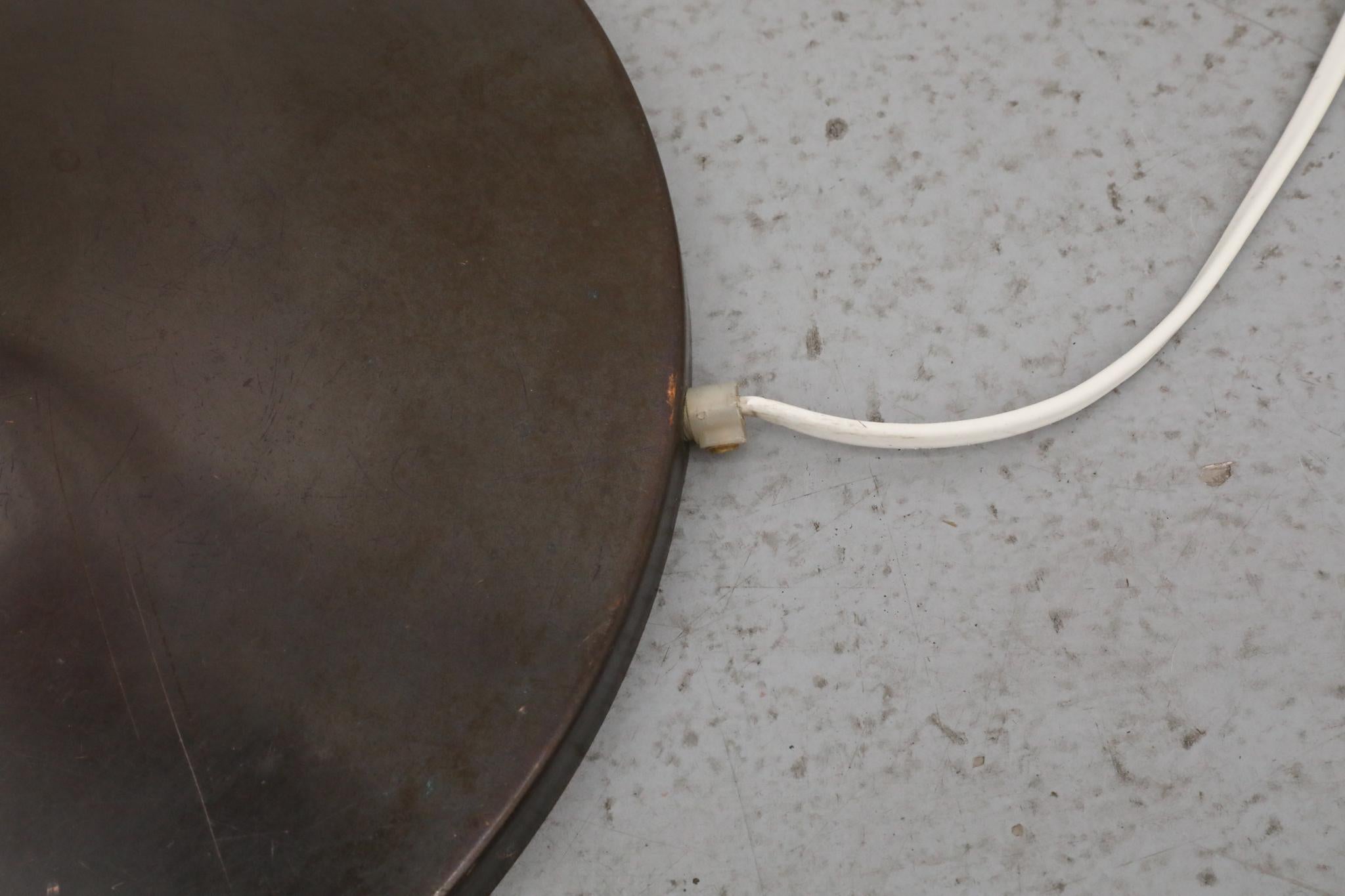 Lampadaire sur pied en cuivre foncé avec abat-jour en verre au lait en forme de pilule en vente 2
