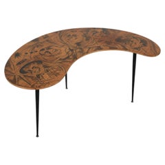 Table d'appoint italienne de style Gio Ponti en forme de boomerang, ornée de clowns peints