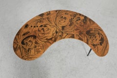 Table d'appoint italienne de style Gio Ponti en forme de boomerang, ornée de clowns peints