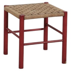 Roter Hocker im Stil von Charlotte Perriand aus der Mitte des 20. Jahrhunderts mit Sitz aus Binsengeflecht