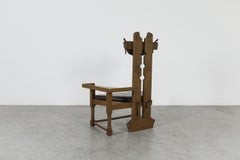 Stuhl mit hoher Rückenlehne aus Eiche im brutalistischen Stil von Guillerme et Chambron mit Beistelltisch