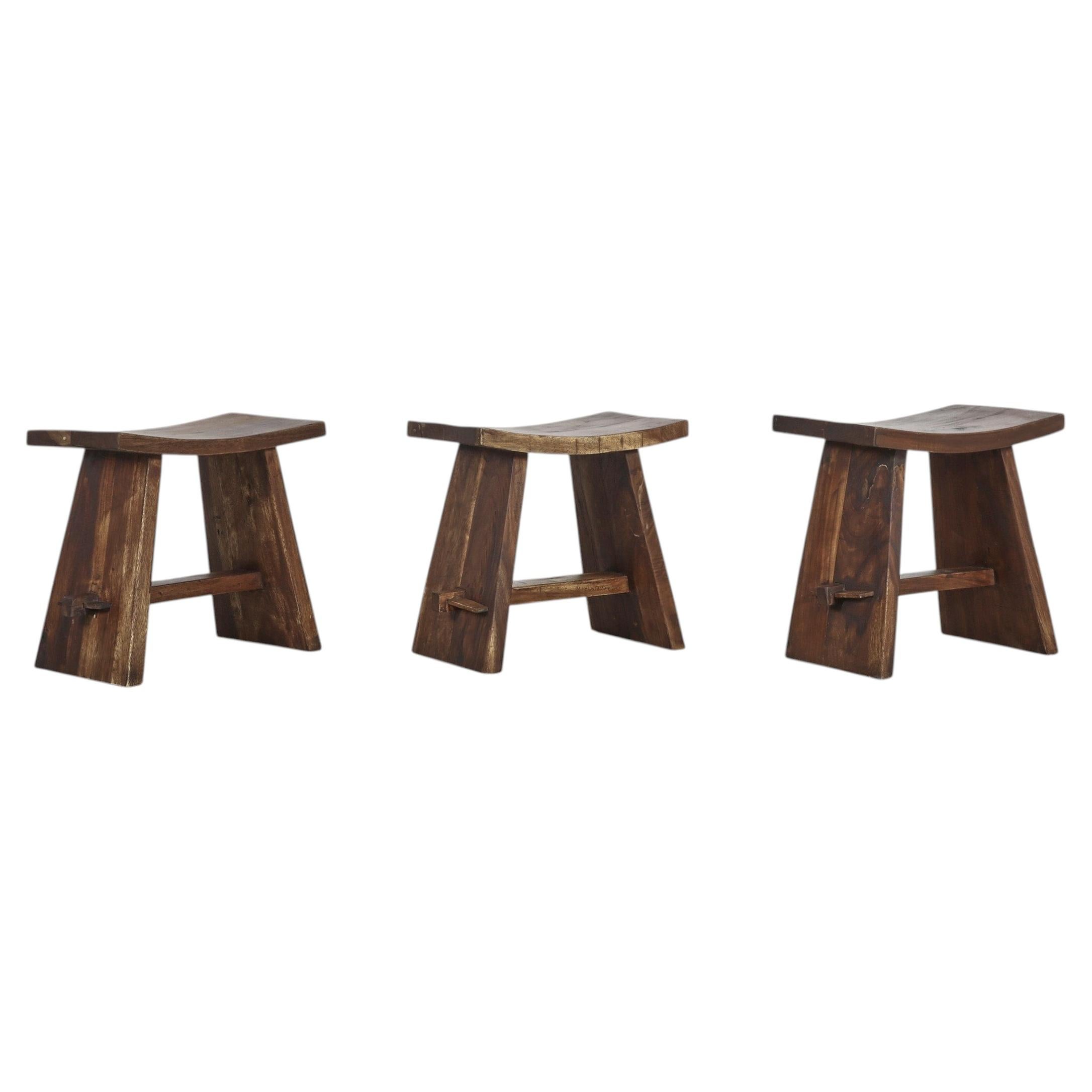 Sattelhocker im George-Nakashima-Stil mit Tischbockgestell