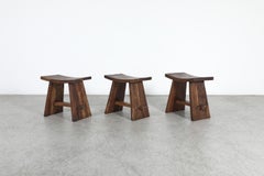 Taburetes tipo silla de montar al estilo de George Nakashima con base de caballete